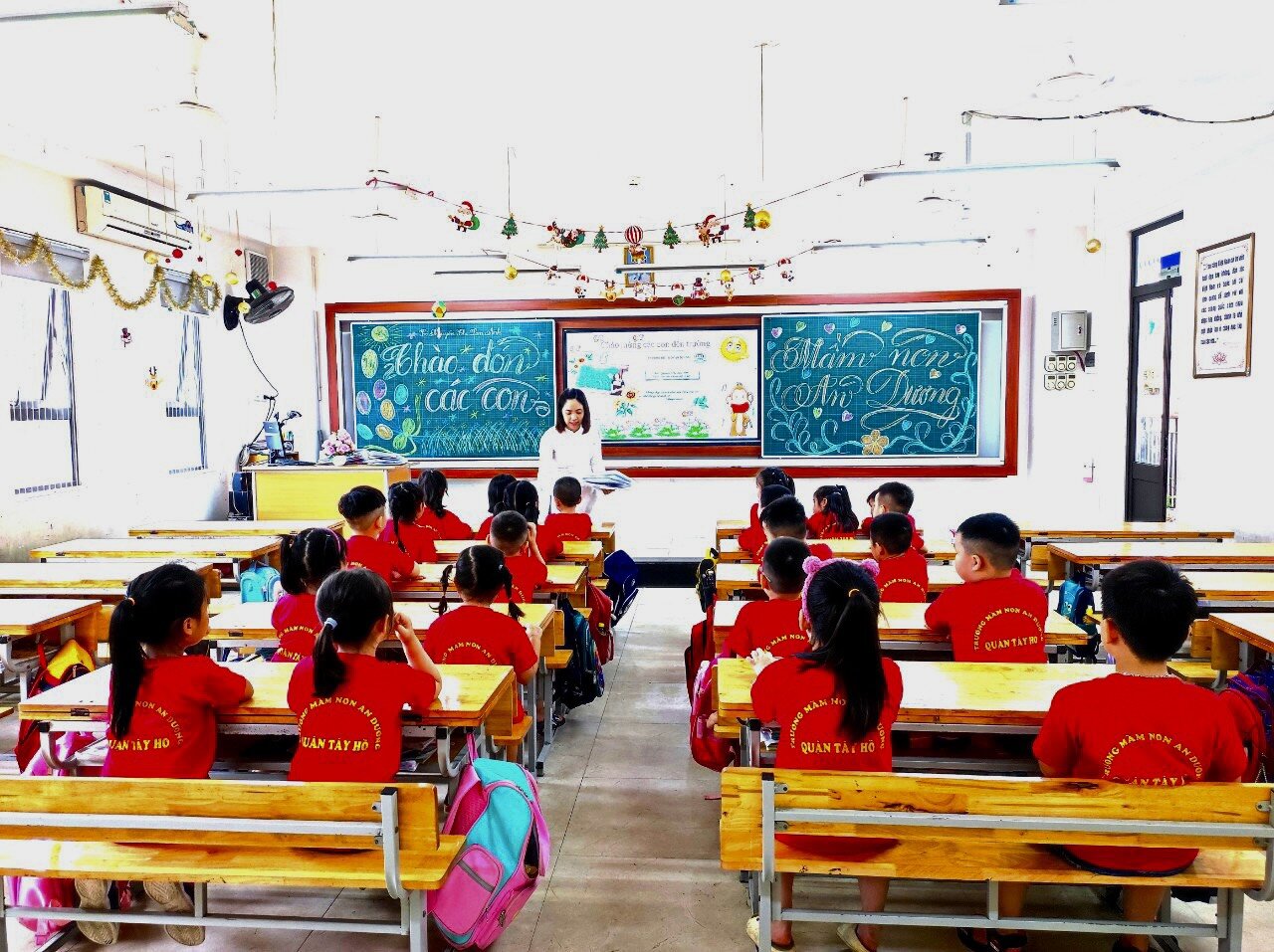 Học sinh MGL tham quan trường tiểu học