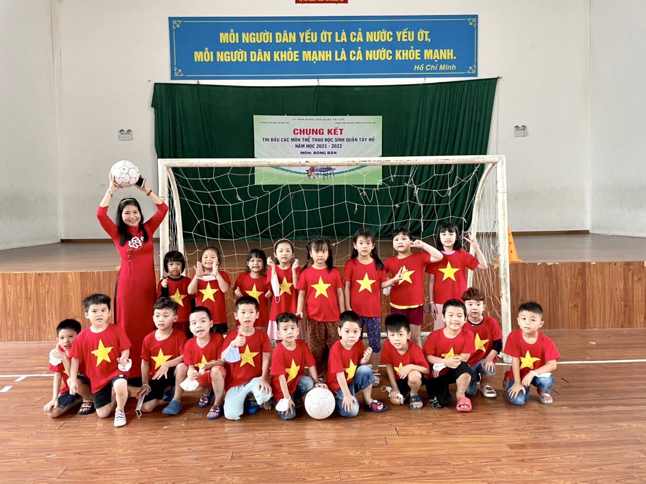 Học sinh MGL tham quan trường tiểu học