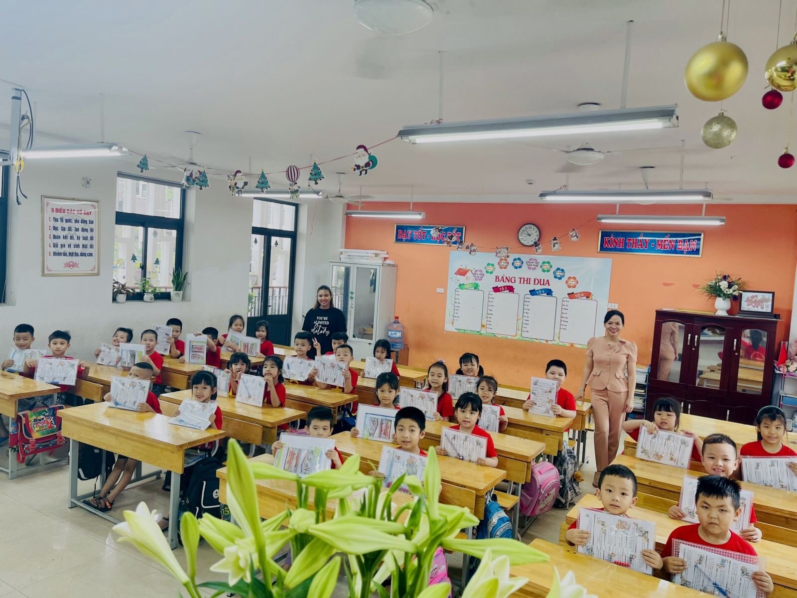 Học sinh MGL tham quan trường tiểu học