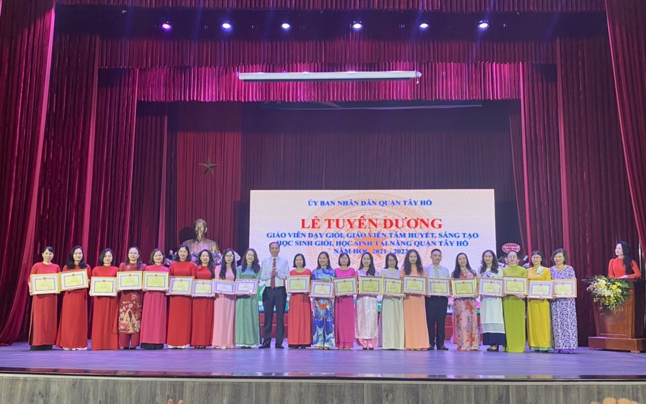 Lễ tuyên dương “Giáo viên dạy giỏi, giáo viên tâm huyết, sáng tạo, học sinh giỏi, học sinh tài năng Quận Tây Hồ” năm học 2021-2022.