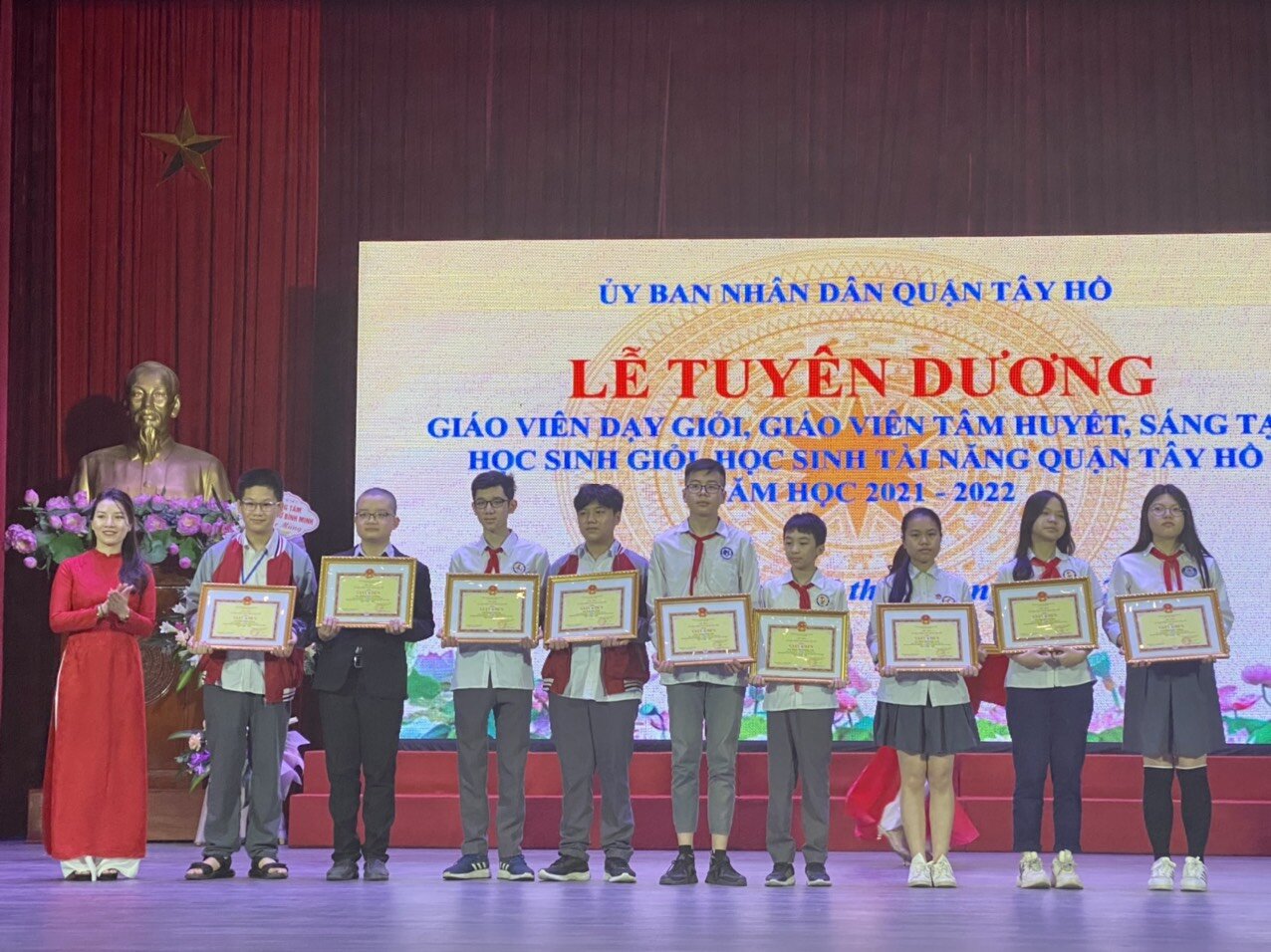 Lễ tuyên dương “Giáo viên dạy giỏi, giáo viên tâm huyết, sáng tạo, học sinh giỏi, học sinh tài năng Quận Tây Hồ” năm học 2021-2022.