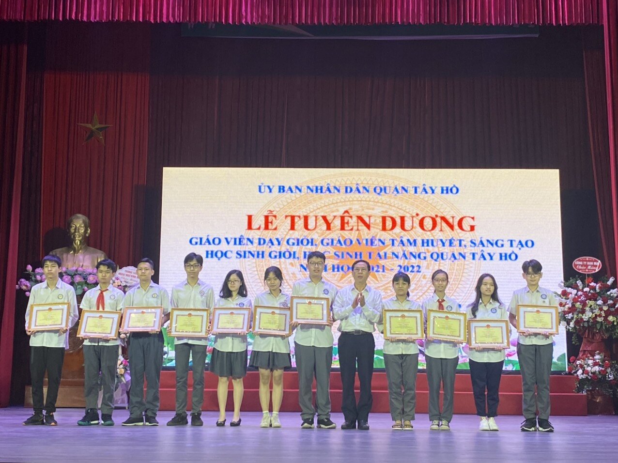 Lễ tuyên dương “Giáo viên dạy giỏi, giáo viên tâm huyết, sáng tạo, học sinh giỏi, học sinh tài năng Quận Tây Hồ” năm học 2021-2022.