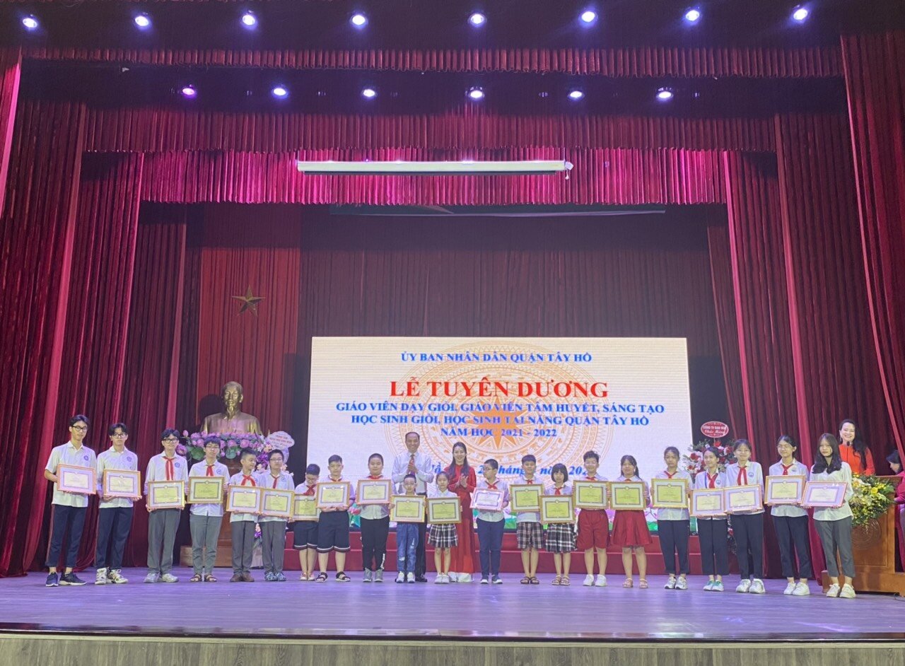 Lễ tuyên dương “Giáo viên dạy giỏi, giáo viên tâm huyết, sáng tạo, học sinh giỏi, học sinh tài năng Quận Tây Hồ” năm học 2021-2022.