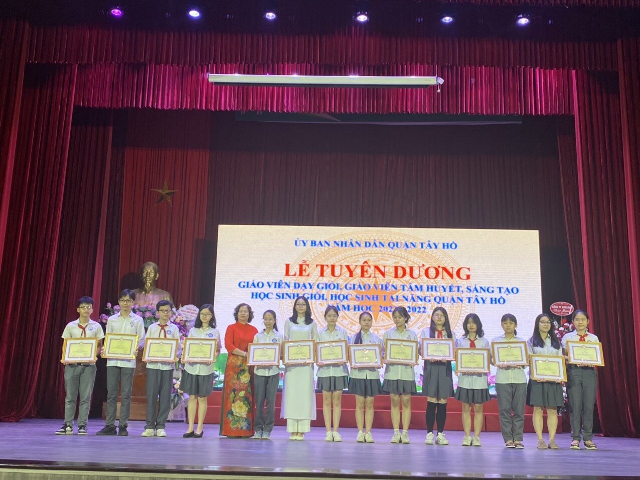 Lễ tuyên dương “Giáo viên dạy giỏi, giáo viên tâm huyết, sáng tạo, học sinh giỏi, học sinh tài năng Quận Tây Hồ” năm học 2021-2022.