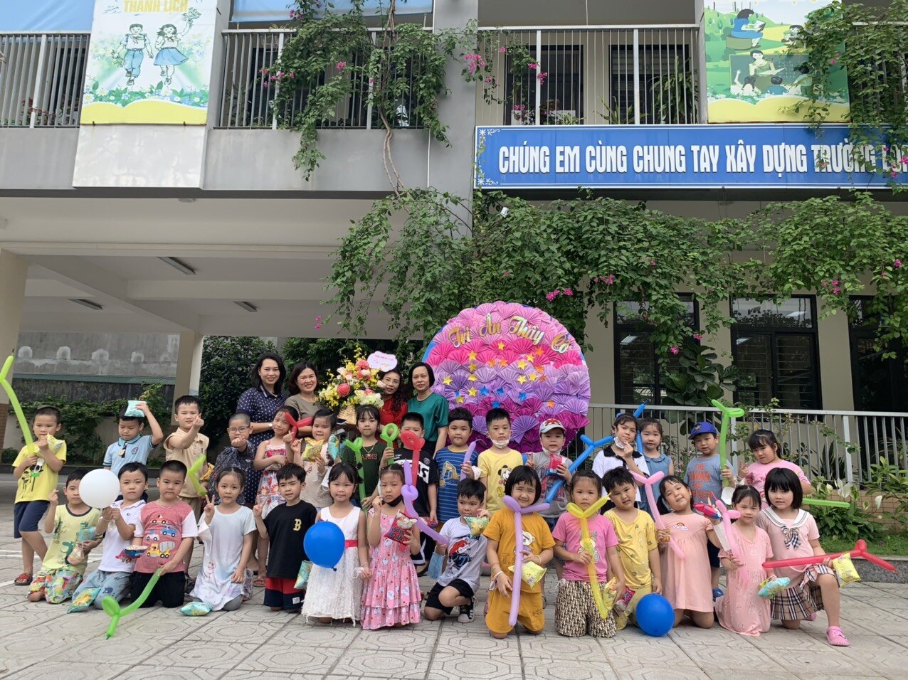 Trường Mầm non Tứ Liên tổ chức cho học sinh lớp mẫu giáo lớn tham quan, làm quen trường Tiểu Học Tứ Liên