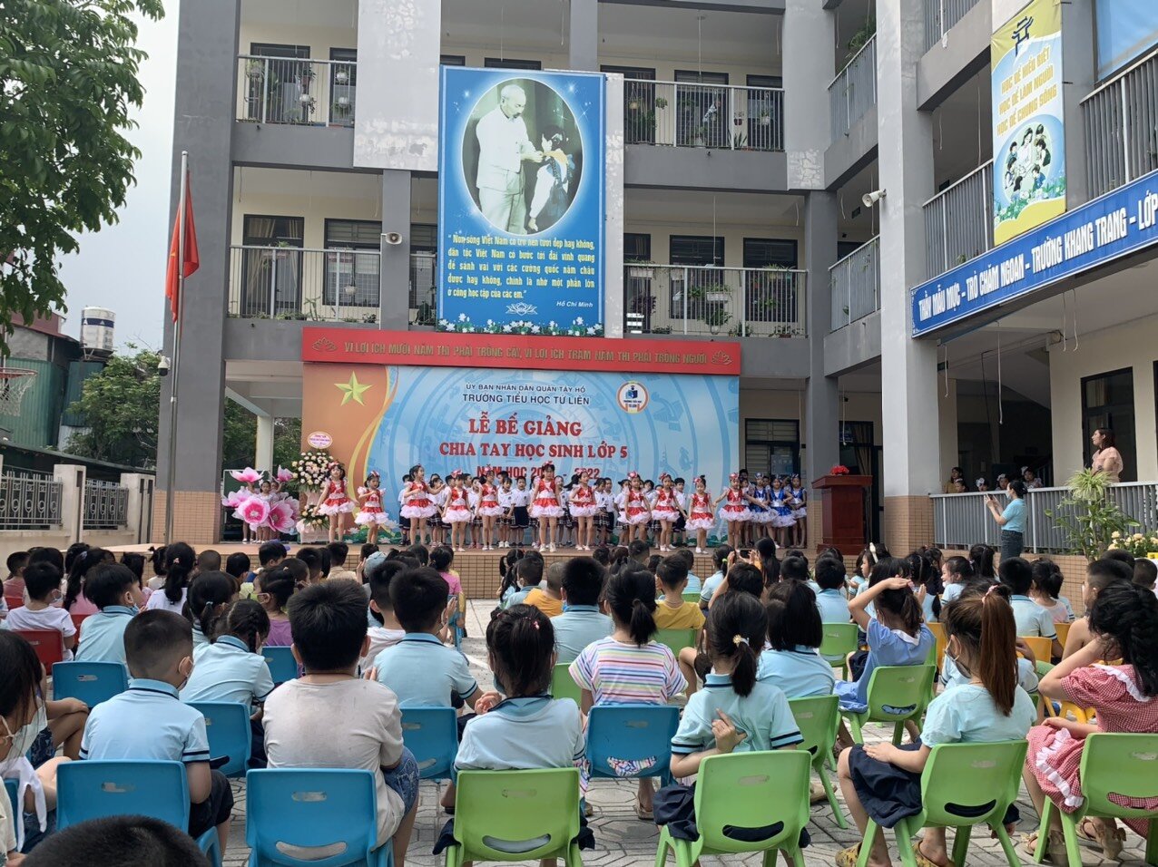 Trường Mầm non Tứ Liên tổ chức cho học sinh lớp mẫu giáo lớn tham quan, làm quen trường Tiểu Học Tứ Liên