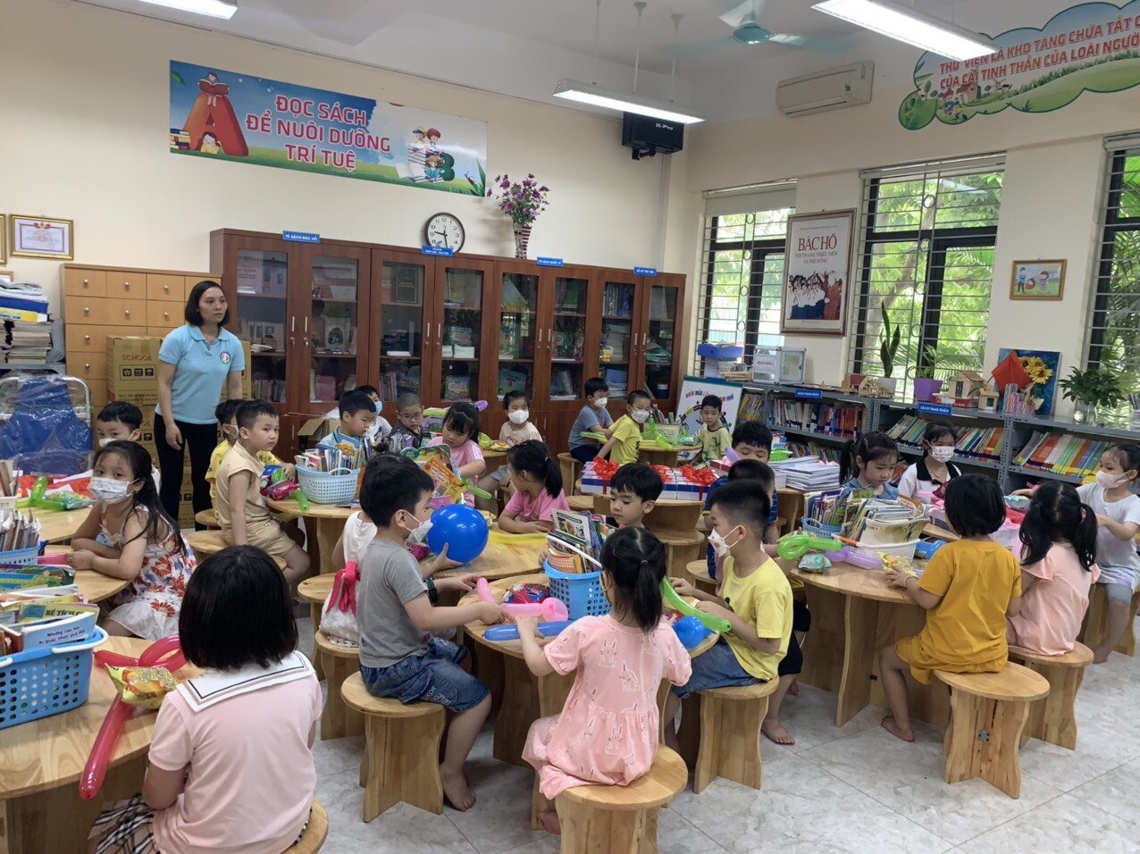 Trường Mầm non Tứ Liên tổ chức cho học sinh lớp mẫu giáo lớn tham quan, làm quen trường Tiểu Học Tứ Liên