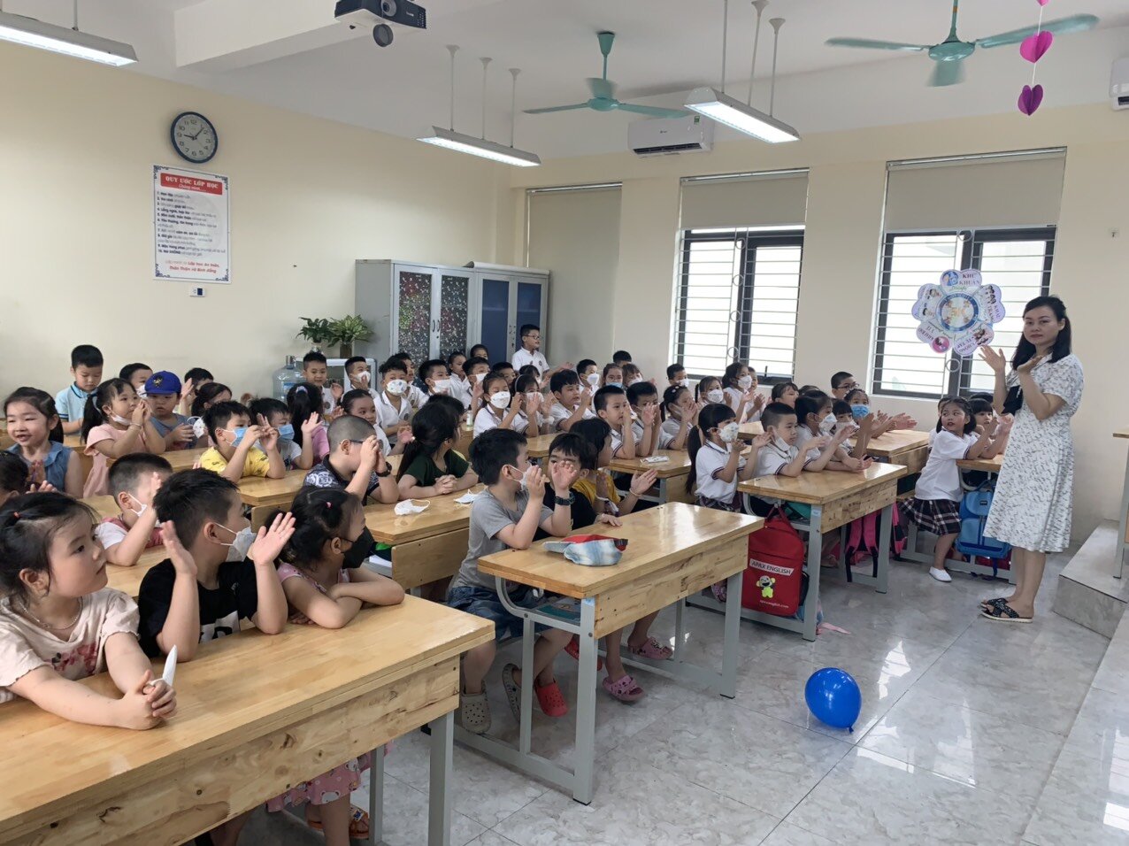 Trường Mầm non Tứ Liên tổ chức cho học sinh lớp mẫu giáo lớn tham quan, làm quen trường Tiểu Học Tứ Liên