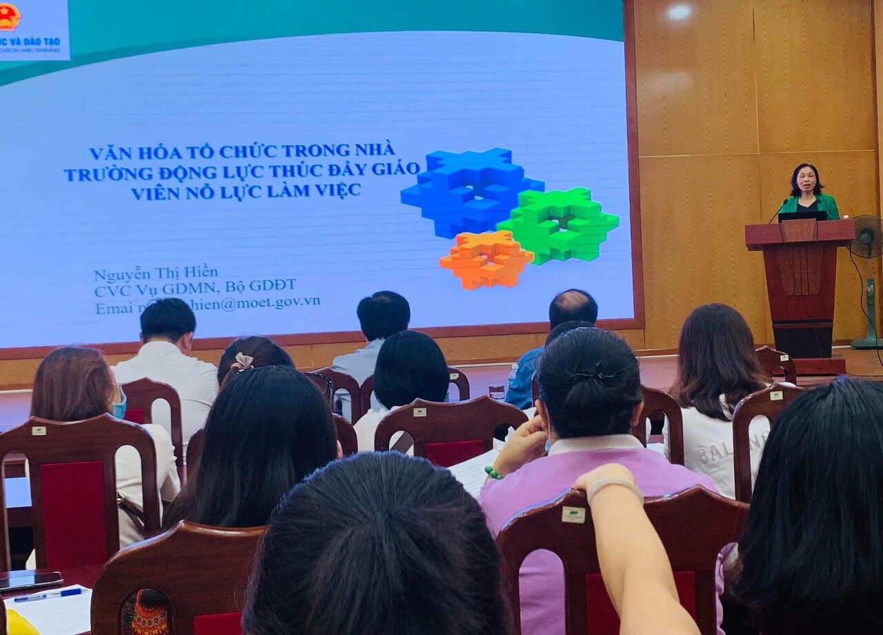 Cán bộ, giáo viên trường Mầm non Tứ Liên tham gia lớp tập huấn, bồi dưỡng chuyên đề 