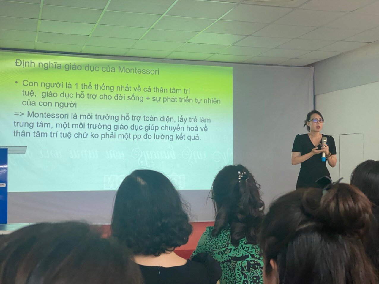 Đại diện BGH và giáo viên trường Mầm non Tứ Liên tham gia lớp học bồi dưỡng chuyên đề