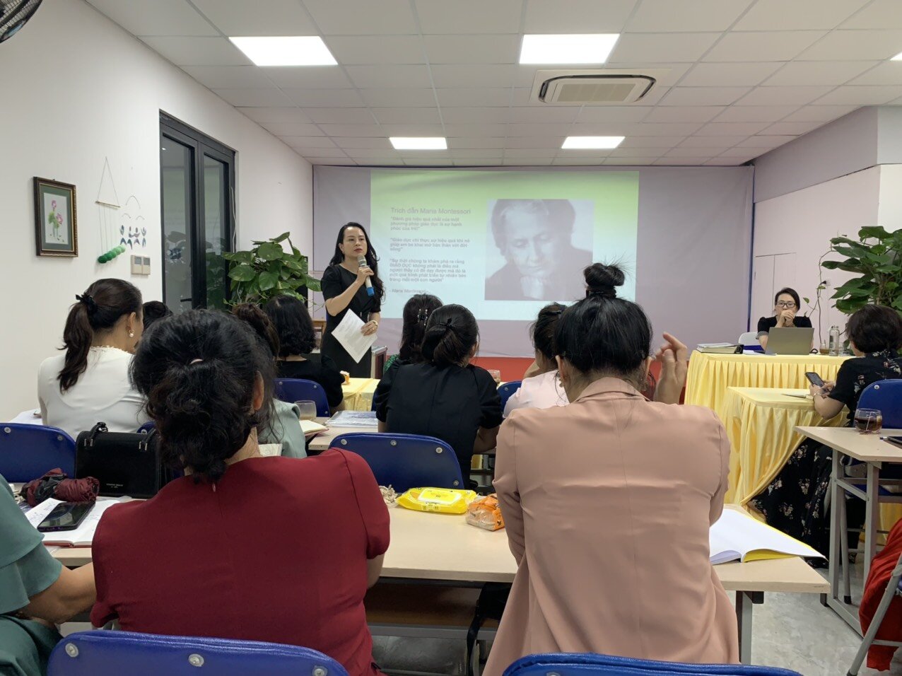 Đại diện BGH và giáo viên trường Mầm non Tứ Liên tham gia lớp học bồi dưỡng chuyên đề