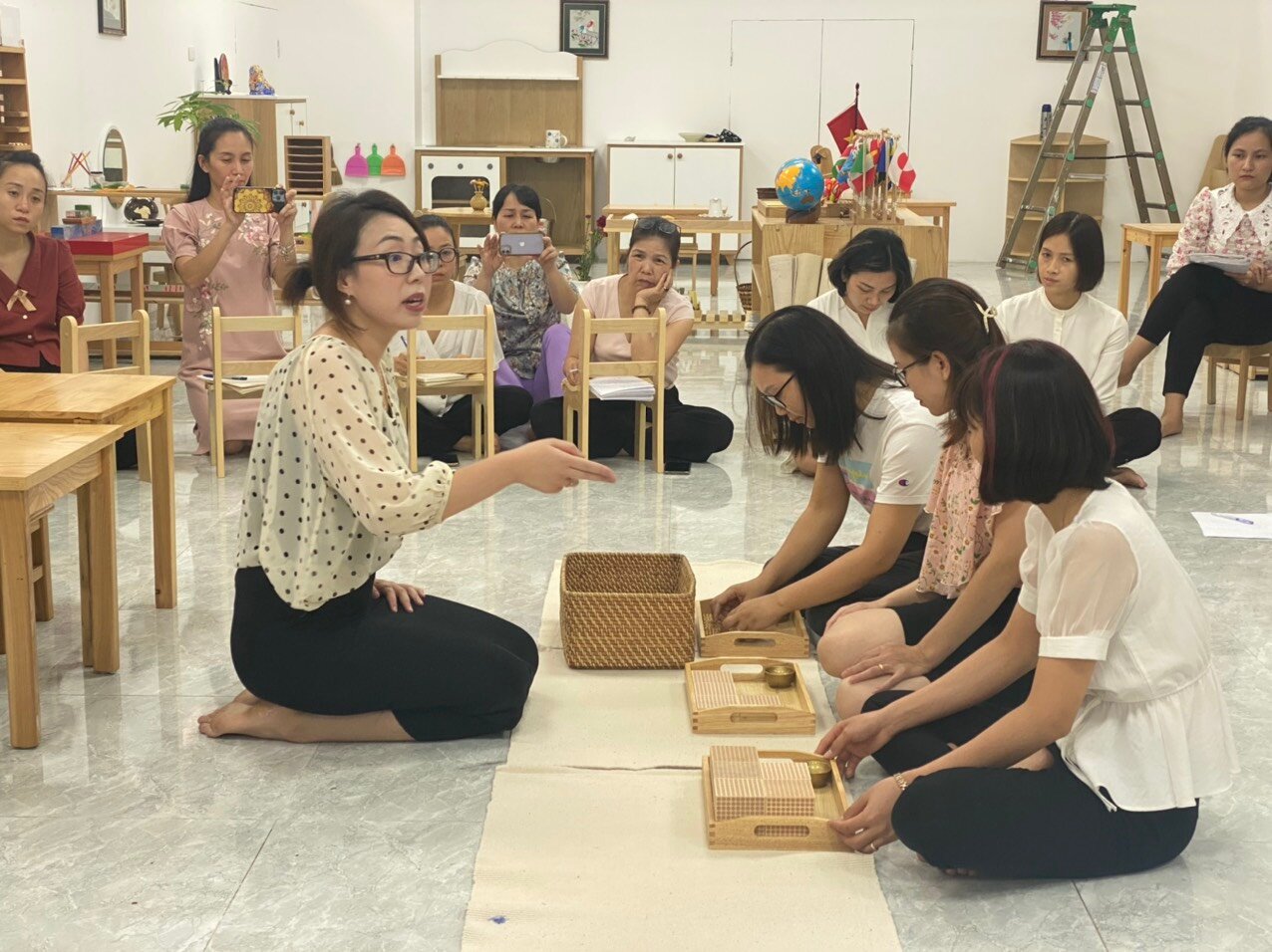 Đại diện BGH và giáo viên trường Mầm non Tứ Liên tham gia lớp học bồi dưỡng chuyên đề