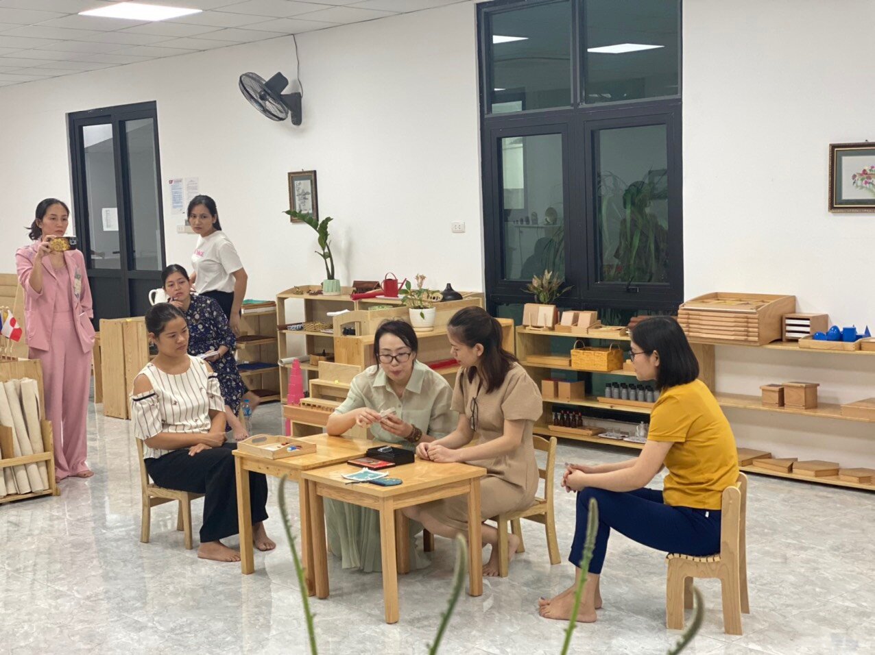 Đại diện BGH và giáo viên trường Mầm non Tứ Liên tham gia lớp học bồi dưỡng chuyên đề