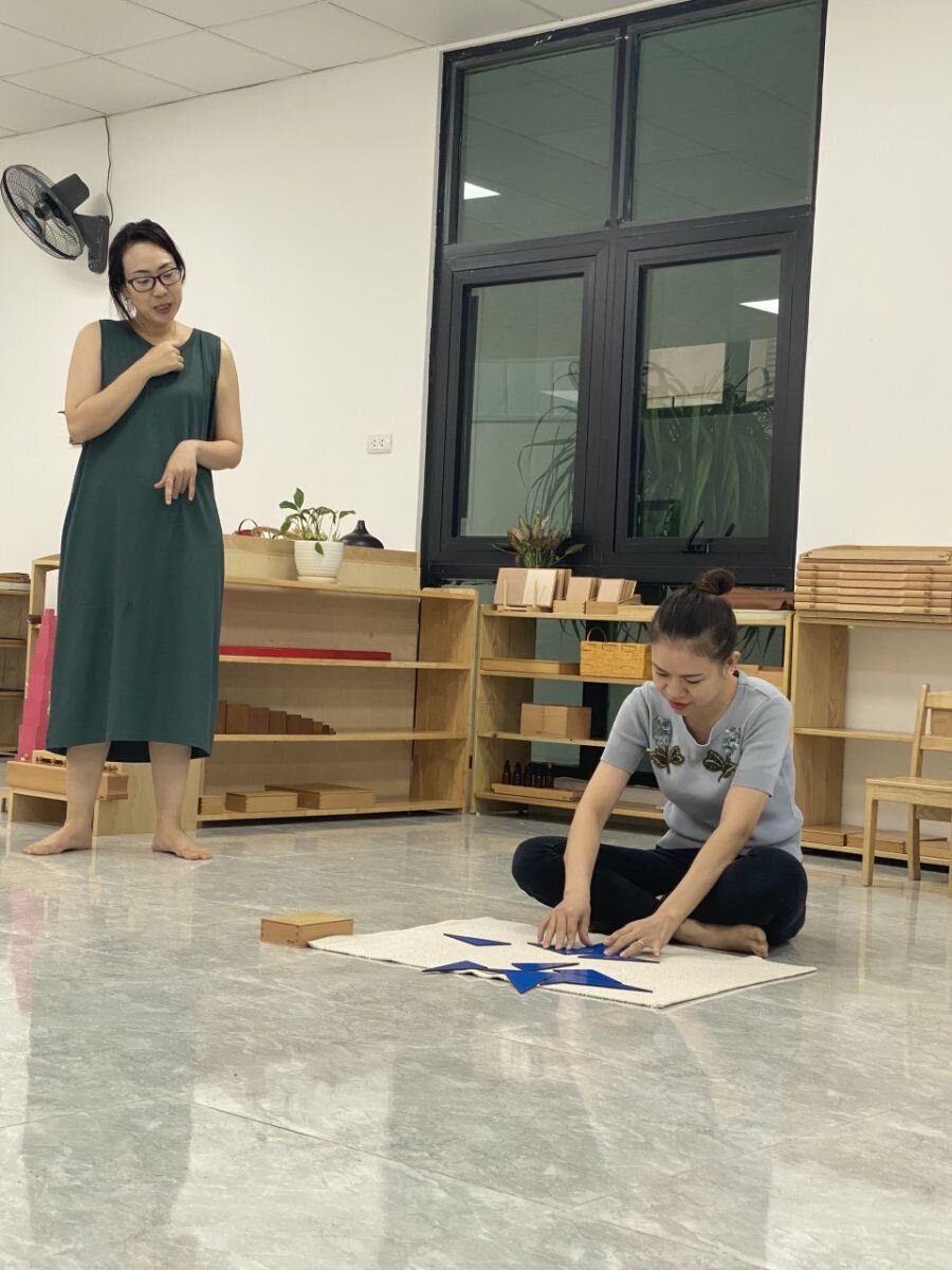 Đại diện BGH và giáo viên trường Mầm non Tứ Liên tham gia lớp học bồi dưỡng chuyên đề