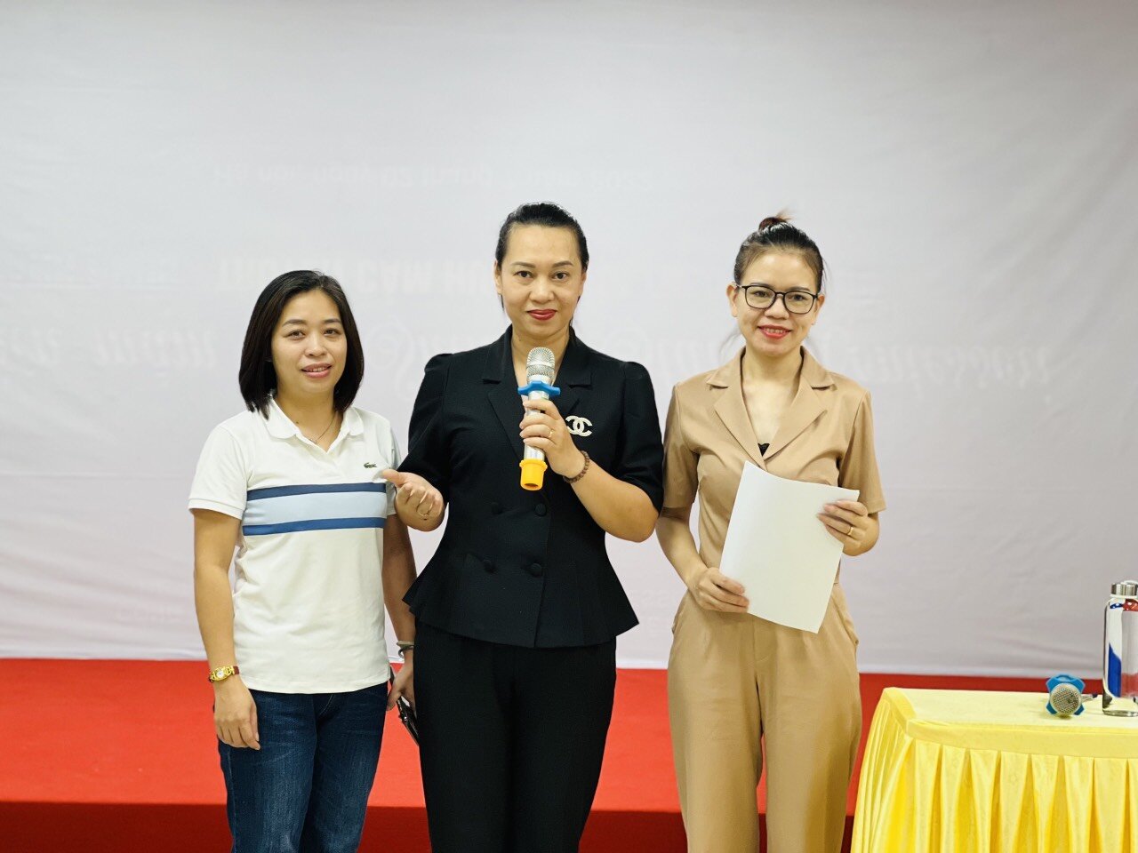 Đại diện BGH và giáo viên trường Mầm non Tứ Liên tham gia lớp học bồi dưỡng chuyên đề