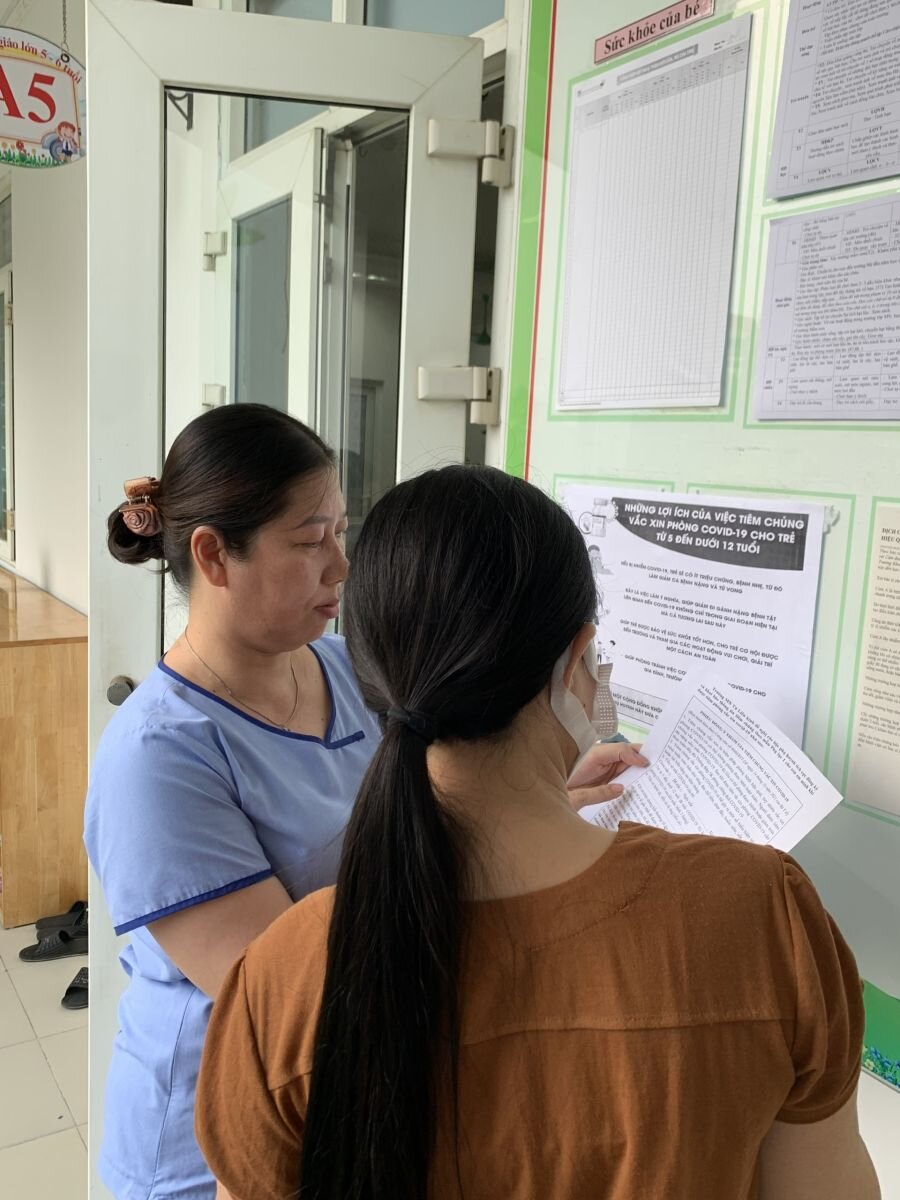 ĐẨY MẠNH CÁC BIỆN PHÁP TUYÊN TRUYỀN, CHUNG TAY ĐẨY NHANH TIẾN ĐỘ TIÊM VẮC XIN PHÒNG, CHỐNG COVID-19 CHO TRẺ 5 TUỔI