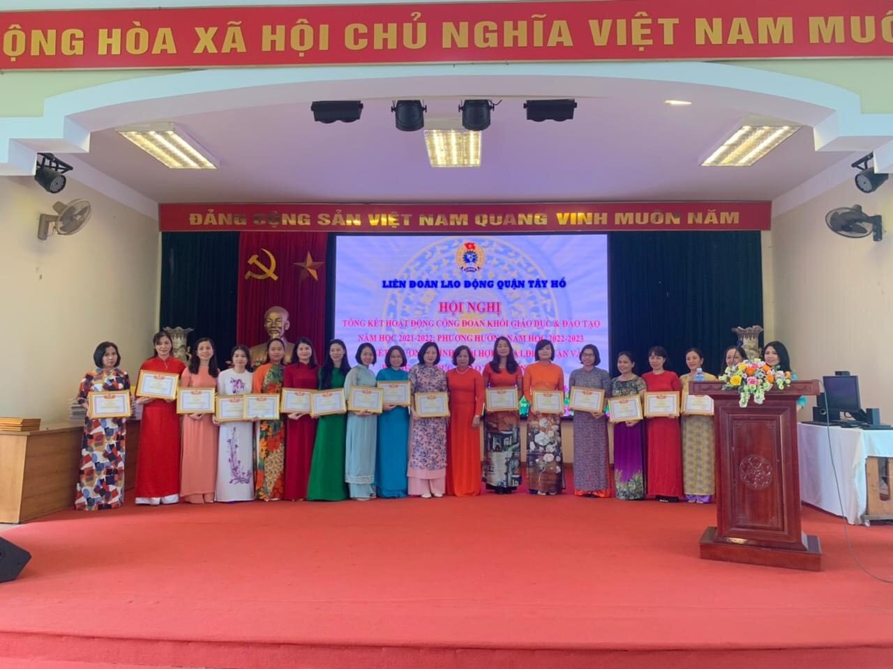 Công đoàn trường mầm non Tứ Liên được LĐLĐ quận Tây Hồ khen thưởng thành tích xuất sắc năm học 2021 - 2022