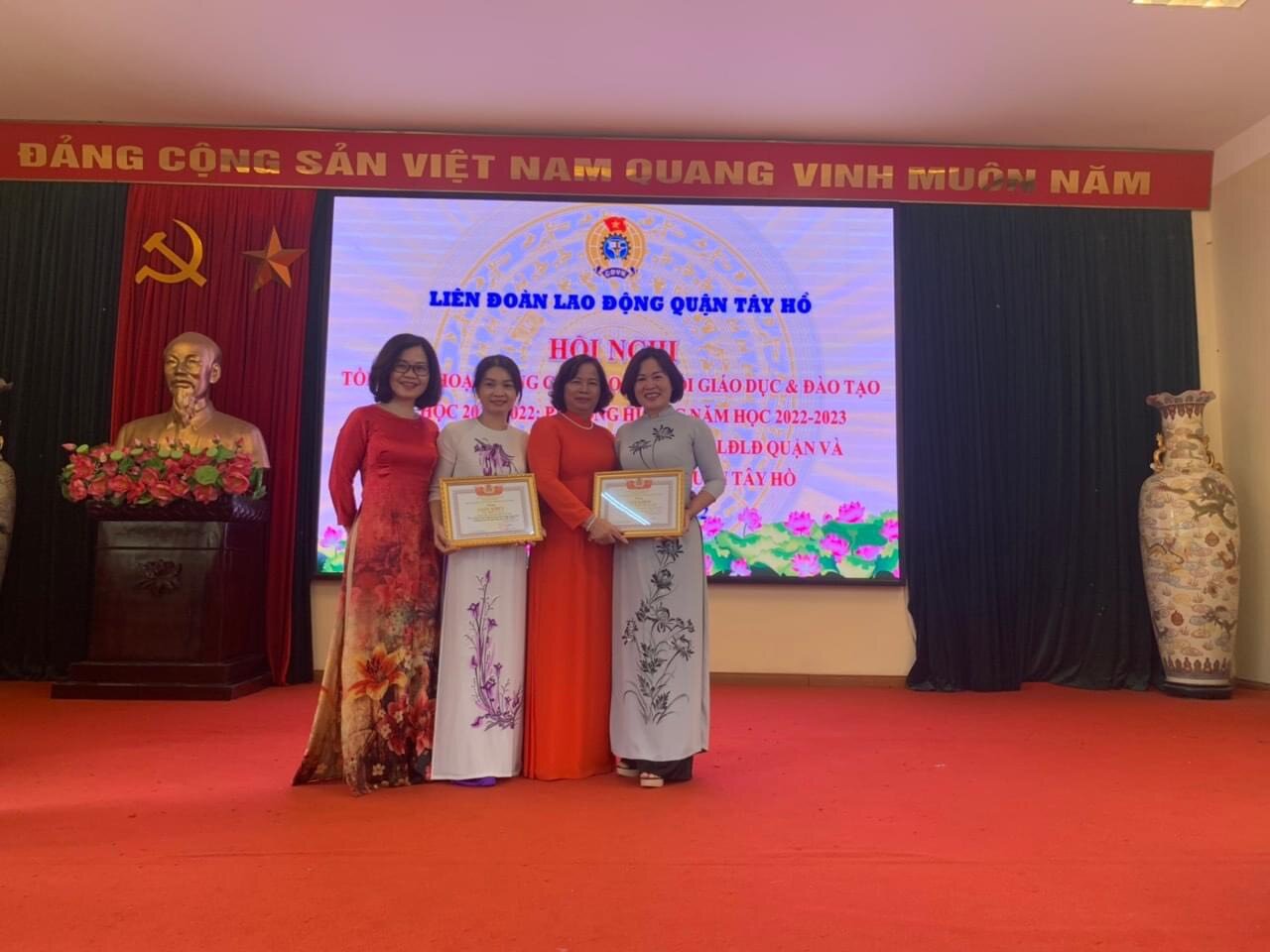 Công đoàn trường mầm non Tứ Liên được LĐLĐ quận Tây Hồ khen thưởng thành tích xuất sắc năm học 2021 - 2022