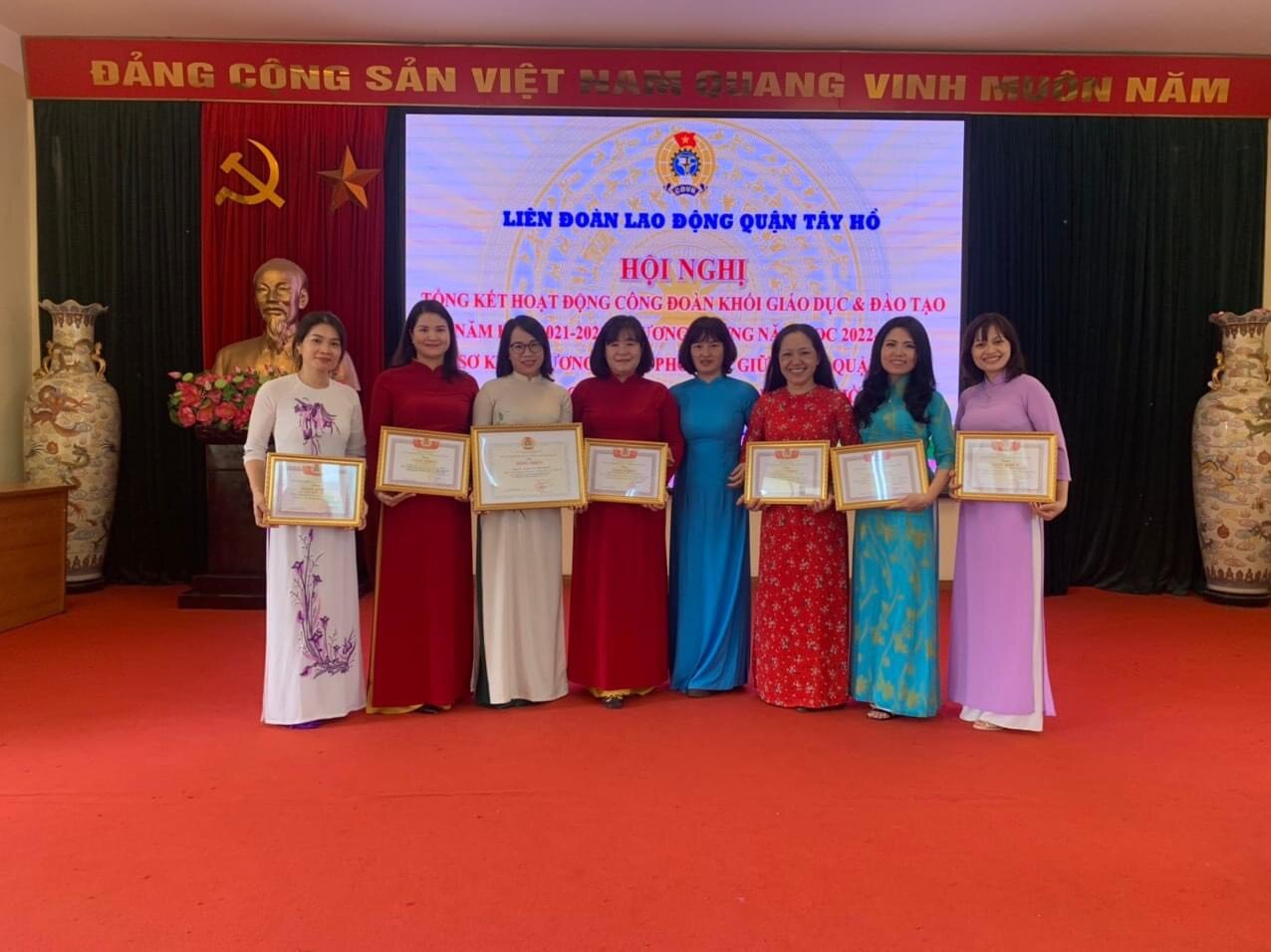 Công đoàn trường mầm non Tứ Liên được LĐLĐ quận Tây Hồ khen thưởng thành tích xuất sắc năm học 2021 - 2022