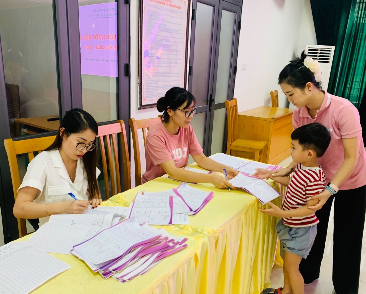 🩺🧑‍⚕️ Trường Mầm non Chu Văn An phối hợp Trung tâm y tế Quận Tây Hồ tổ chức khám sức khỏe định kỳ đầu năm học 2023 -2024