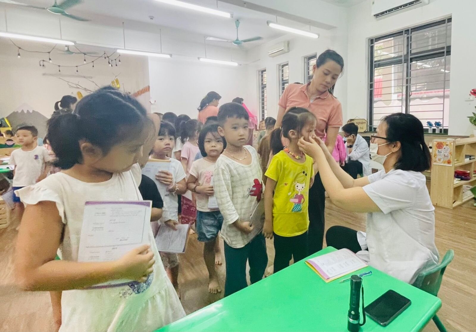 🩺🧑‍⚕️ Trường Mầm non Chu Văn An phối hợp Trung tâm y tế Quận Tây Hồ tổ chức khám sức khỏe định kỳ đầu năm học 2023 -2024