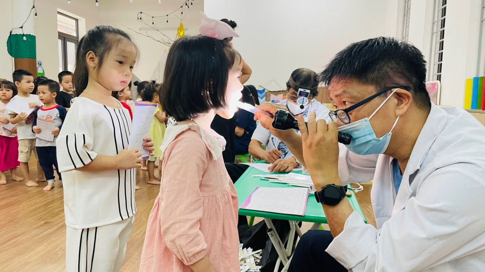 🩺🧑‍⚕️ Trường Mầm non Chu Văn An phối hợp Trung tâm y tế Quận Tây Hồ tổ chức khám sức khỏe định kỳ đầu năm học 2023 -2024