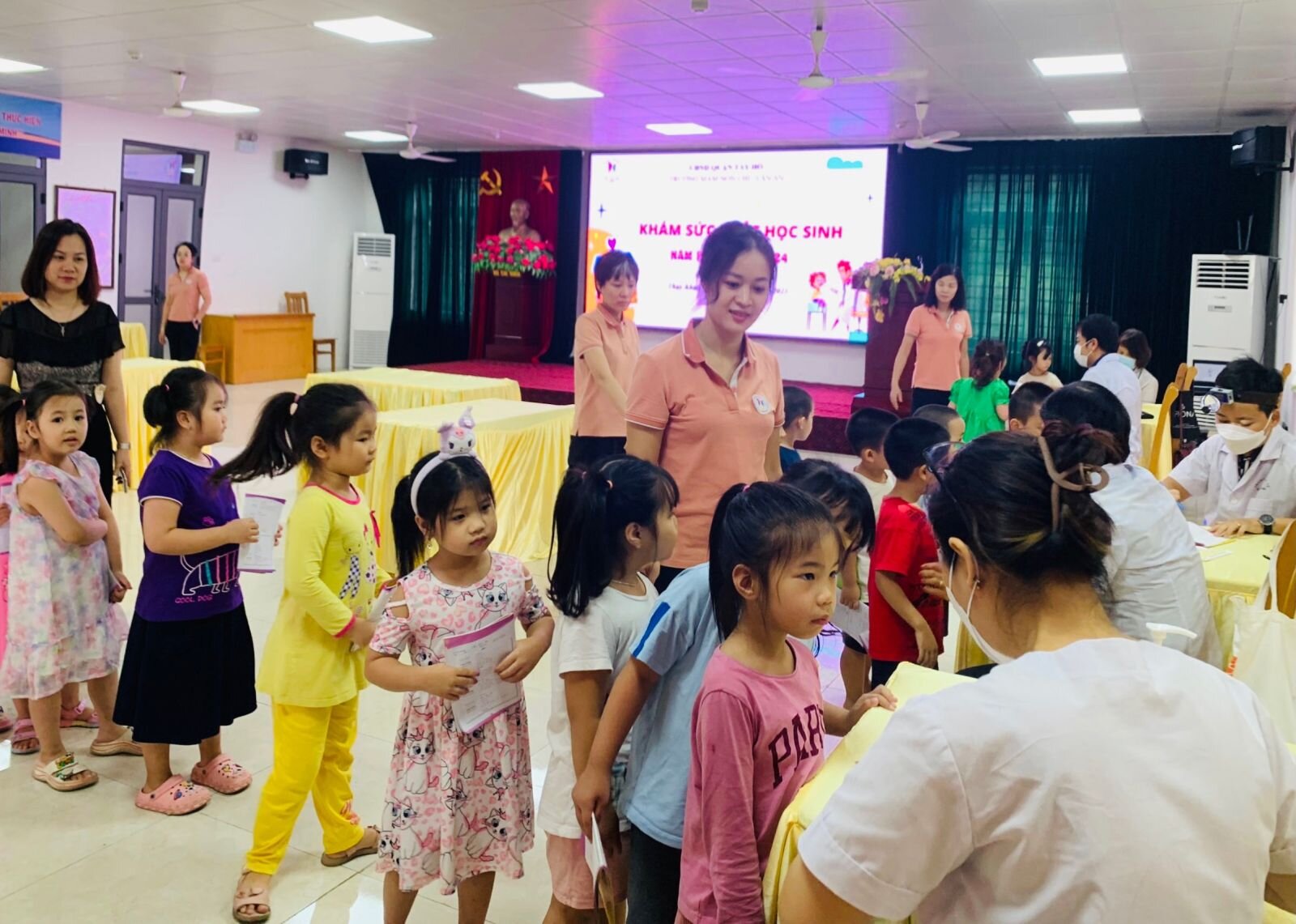 🩺🧑‍⚕️ Trường Mầm non Chu Văn An phối hợp Trung tâm y tế Quận Tây Hồ tổ chức khám sức khỏe định kỳ đầu năm học 2023 -2024