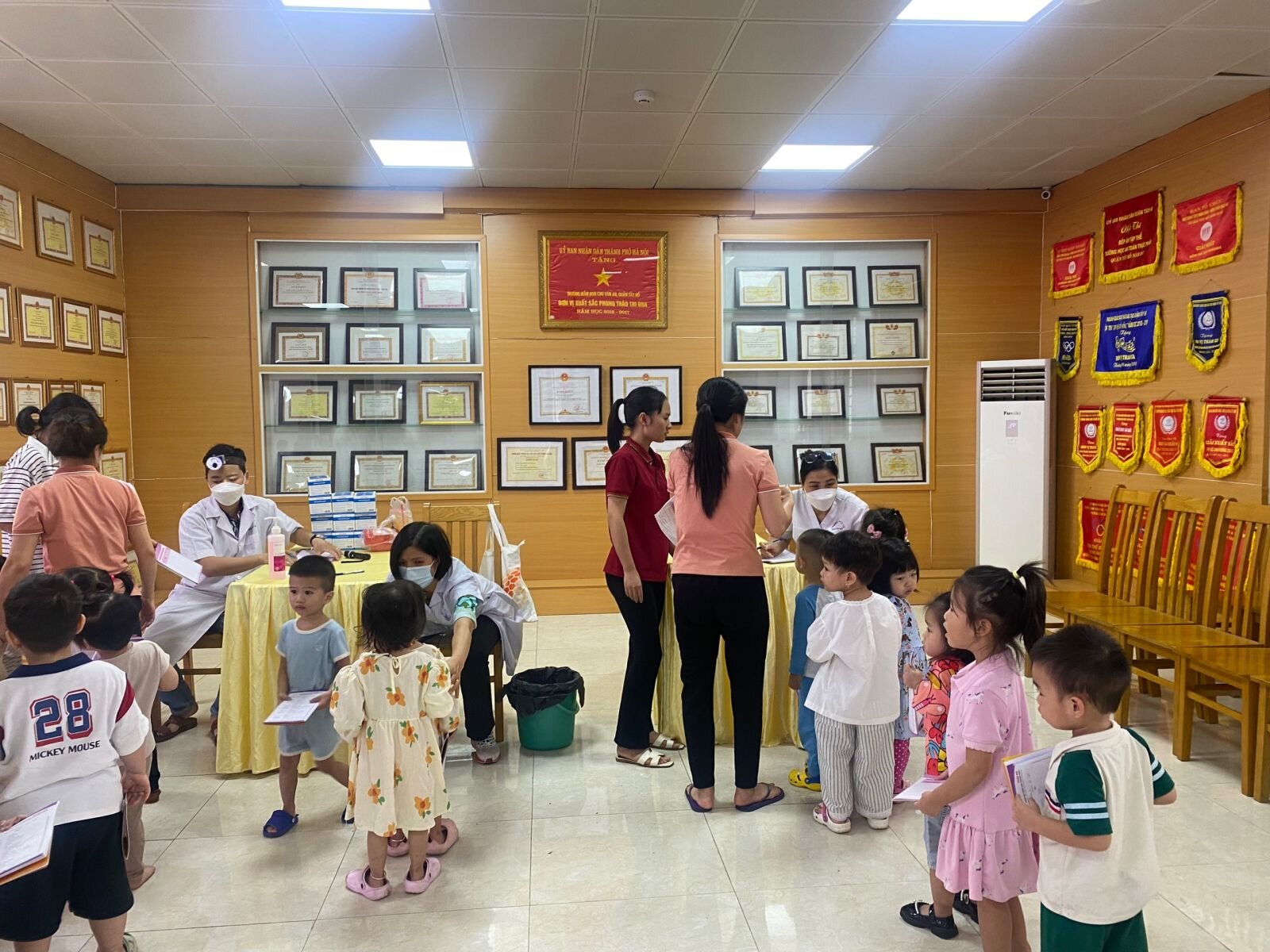 🩺🧑‍⚕️ Trường Mầm non Chu Văn An phối hợp Trung tâm y tế Quận Tây Hồ tổ chức khám sức khỏe định kỳ đầu năm học 2023 -2024