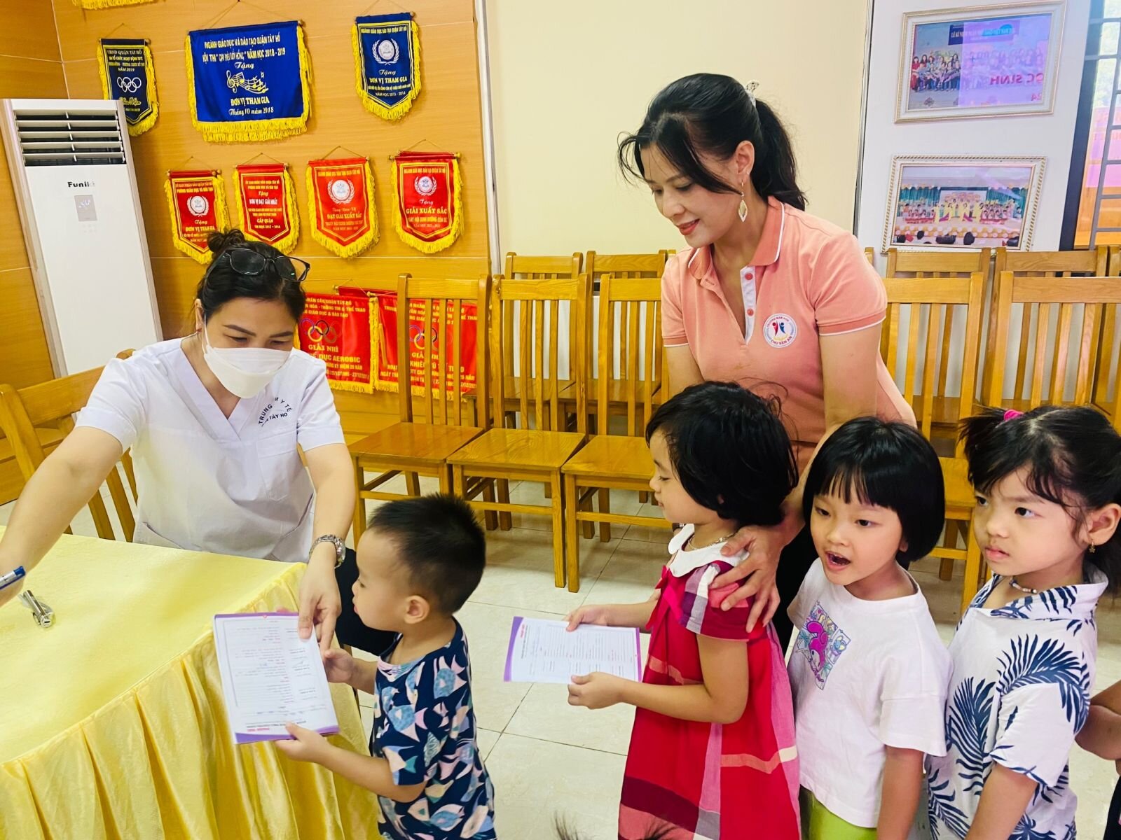 🩺🧑‍⚕️ Trường Mầm non Chu Văn An phối hợp Trung tâm y tế Quận Tây Hồ tổ chức khám sức khỏe định kỳ đầu năm học 2023 -2024