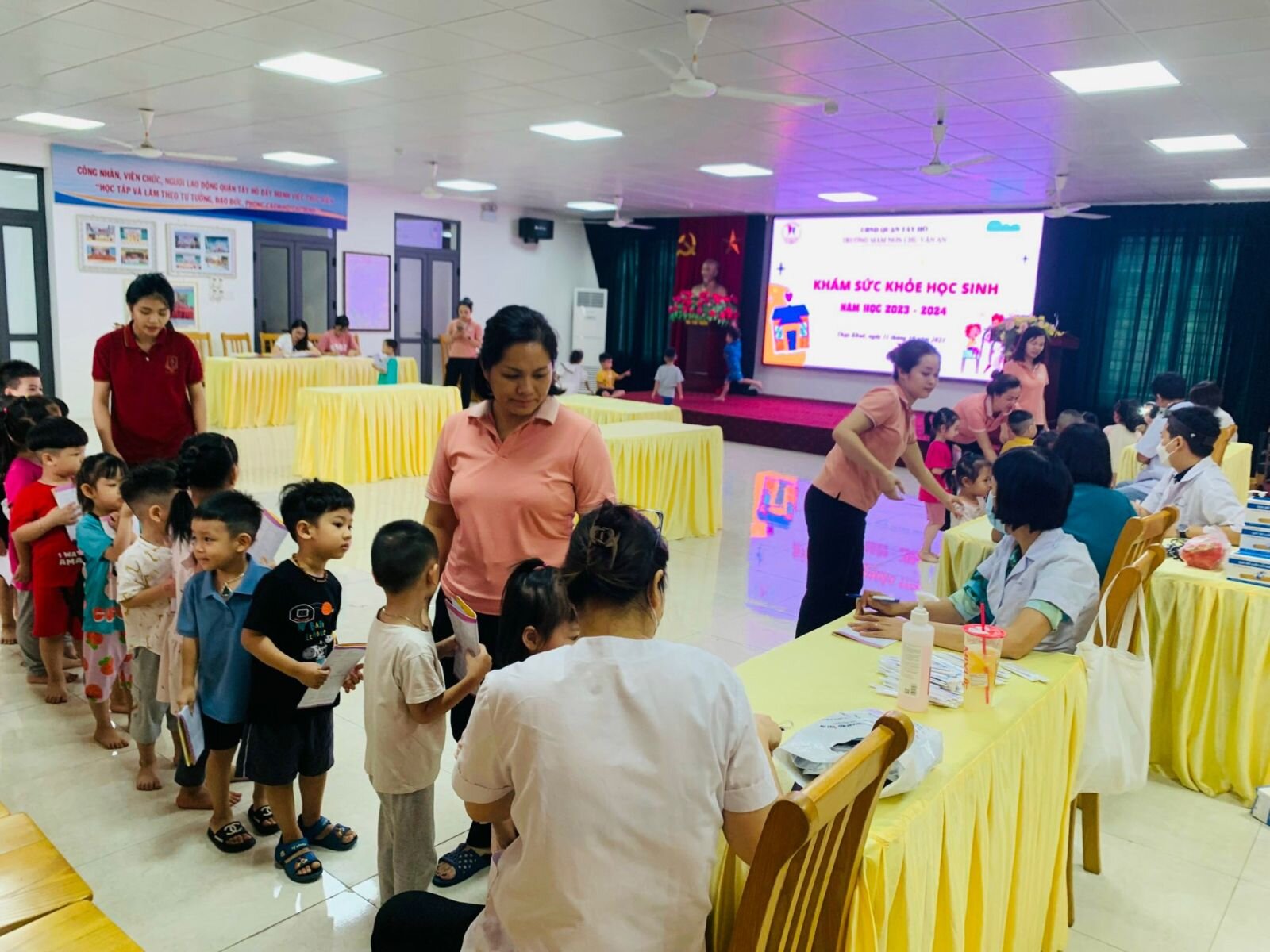 🩺🧑‍⚕️ Trường Mầm non Chu Văn An phối hợp Trung tâm y tế Quận Tây Hồ tổ chức khám sức khỏe định kỳ đầu năm học 2023 -2024