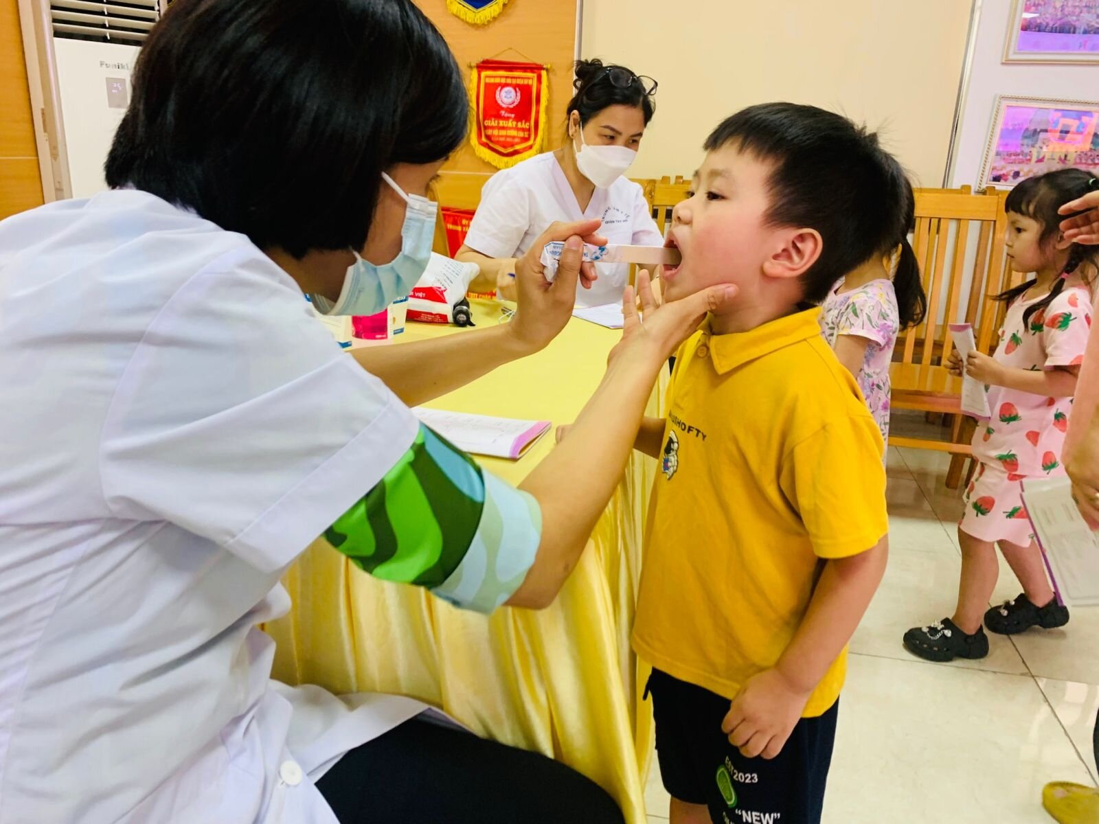 🩺🧑‍⚕️ Trường Mầm non Chu Văn An phối hợp Trung tâm y tế Quận Tây Hồ tổ chức khám sức khỏe định kỳ đầu năm học 2023 -2024