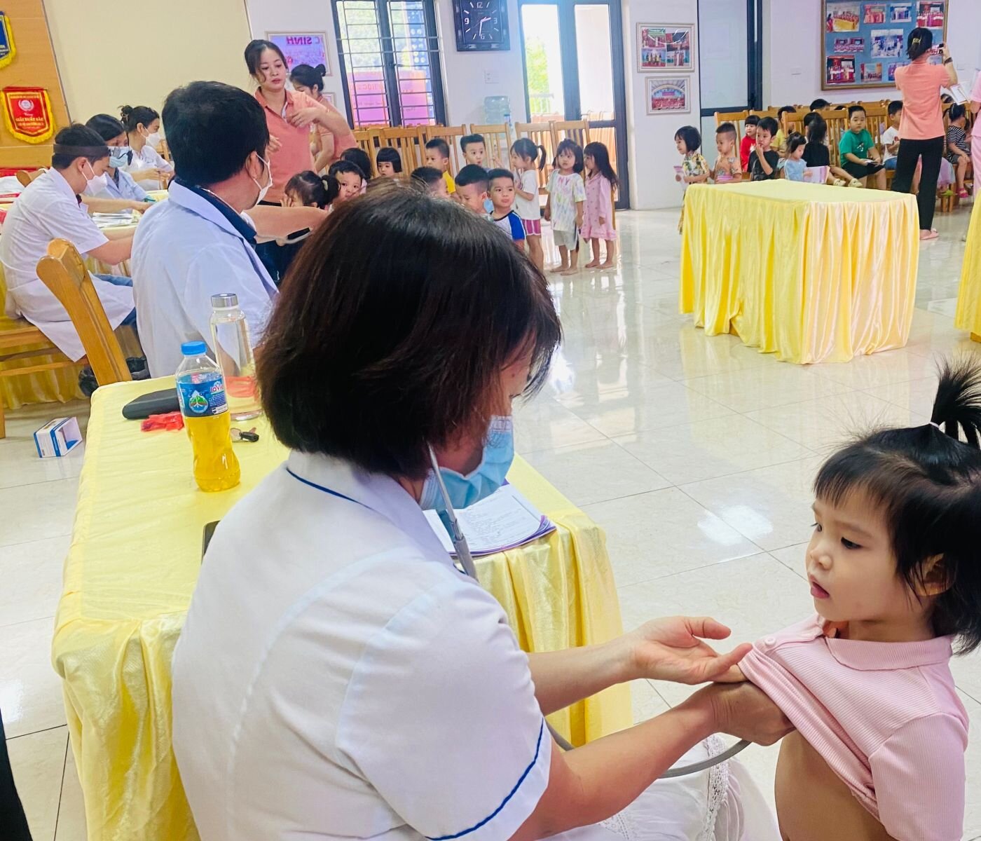 🩺🧑‍⚕️ Trường Mầm non Chu Văn An phối hợp Trung tâm y tế Quận Tây Hồ tổ chức khám sức khỏe định kỳ đầu năm học 2023 -2024