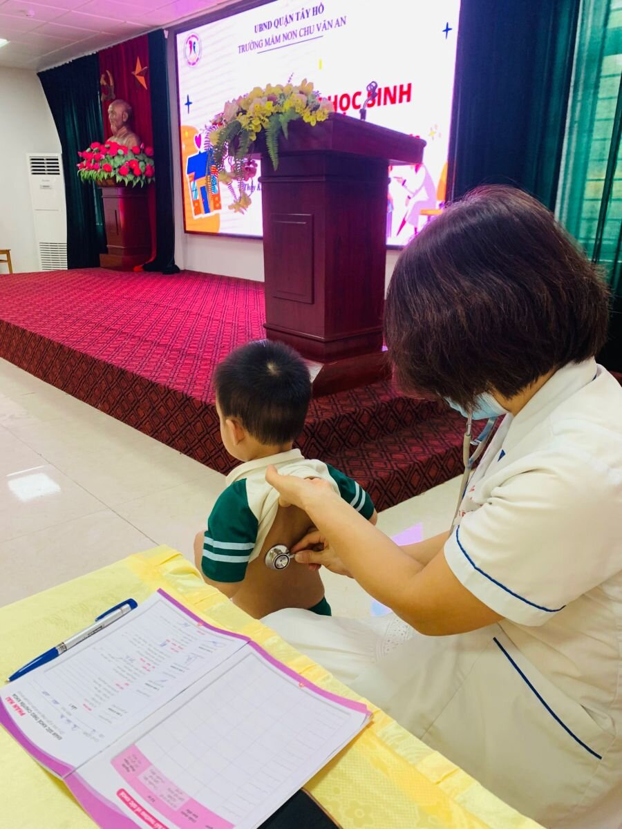 🩺🧑‍⚕️ Trường Mầm non Chu Văn An phối hợp Trung tâm y tế Quận Tây Hồ tổ chức khám sức khỏe định kỳ đầu năm học 2023 -2024