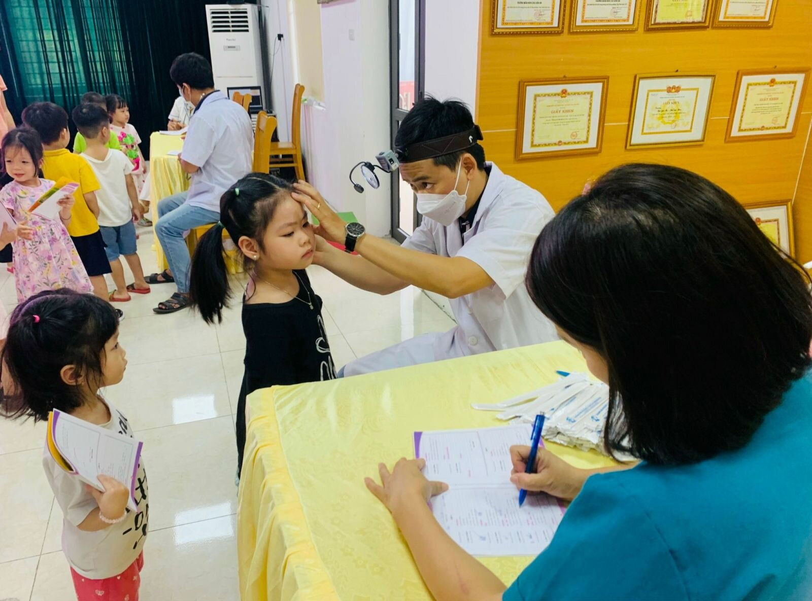 🩺🧑‍⚕️ Trường Mầm non Chu Văn An phối hợp Trung tâm y tế Quận Tây Hồ tổ chức khám sức khỏe định kỳ đầu năm học 2023 -2024