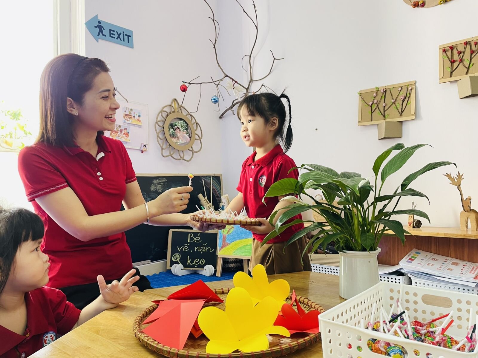 Cùng ngắm nhìn những chiếc thiệp, những bông hoa xinh xắn của các bạn nhỏ lớp bé gửi tặng cho bà cho mẹ của mình nhé !!!