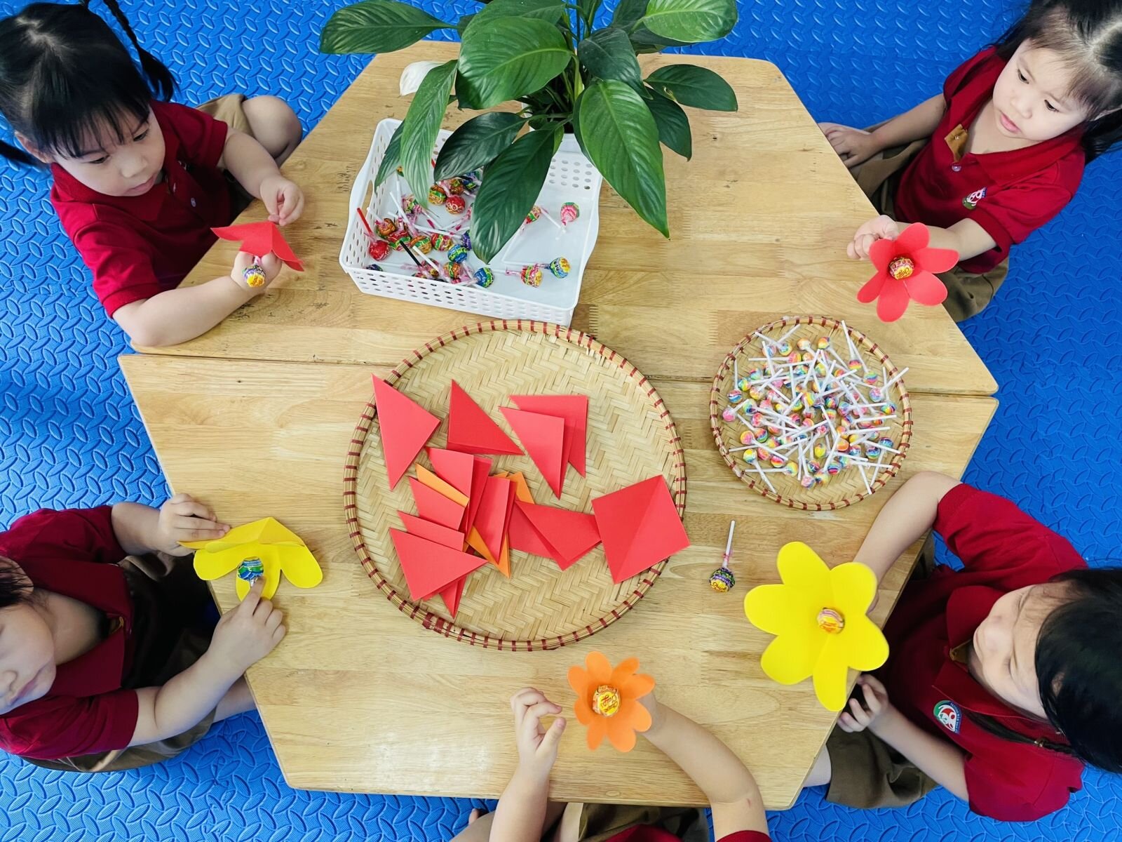 Cùng ngắm nhìn những chiếc thiệp, những bông hoa xinh xắn của các bạn nhỏ lớp bé gửi tặng cho bà cho mẹ của mình nhé !!!