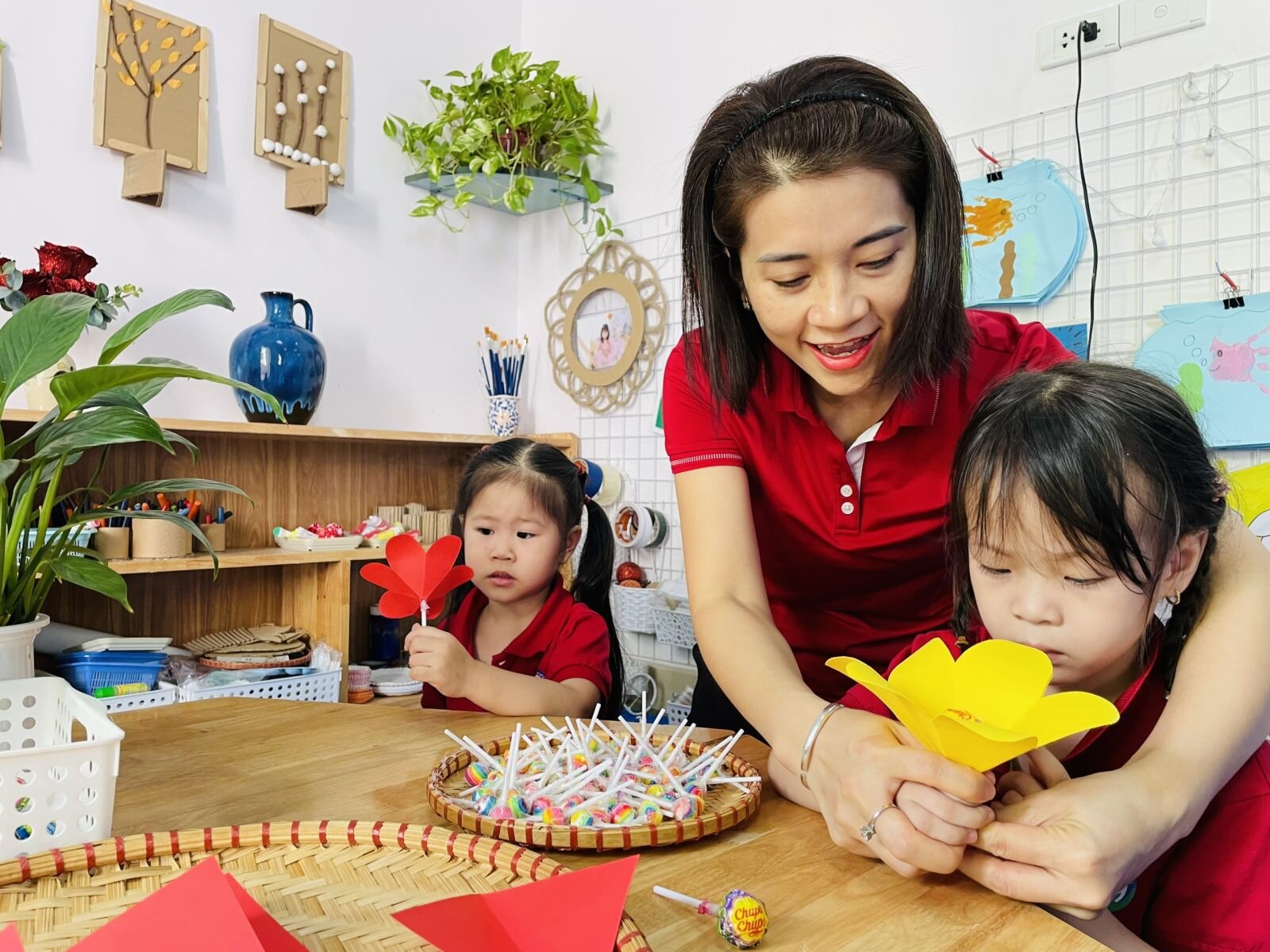 Cùng ngắm nhìn những chiếc thiệp, những bông hoa xinh xắn của các bạn nhỏ lớp bé gửi tặng cho bà cho mẹ của mình nhé !!!