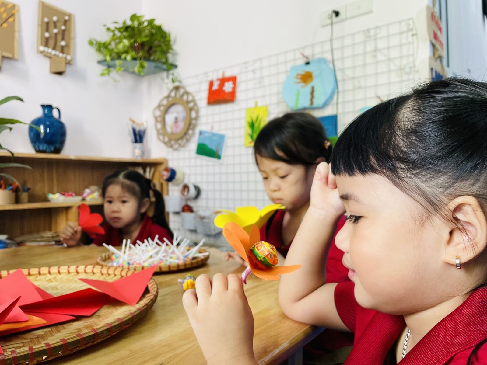 Cùng ngắm nhìn những chiếc thiệp, những bông hoa xinh xắn của các bạn nhỏ lớp bé gửi tặng cho bà cho mẹ của mình nhé !!!