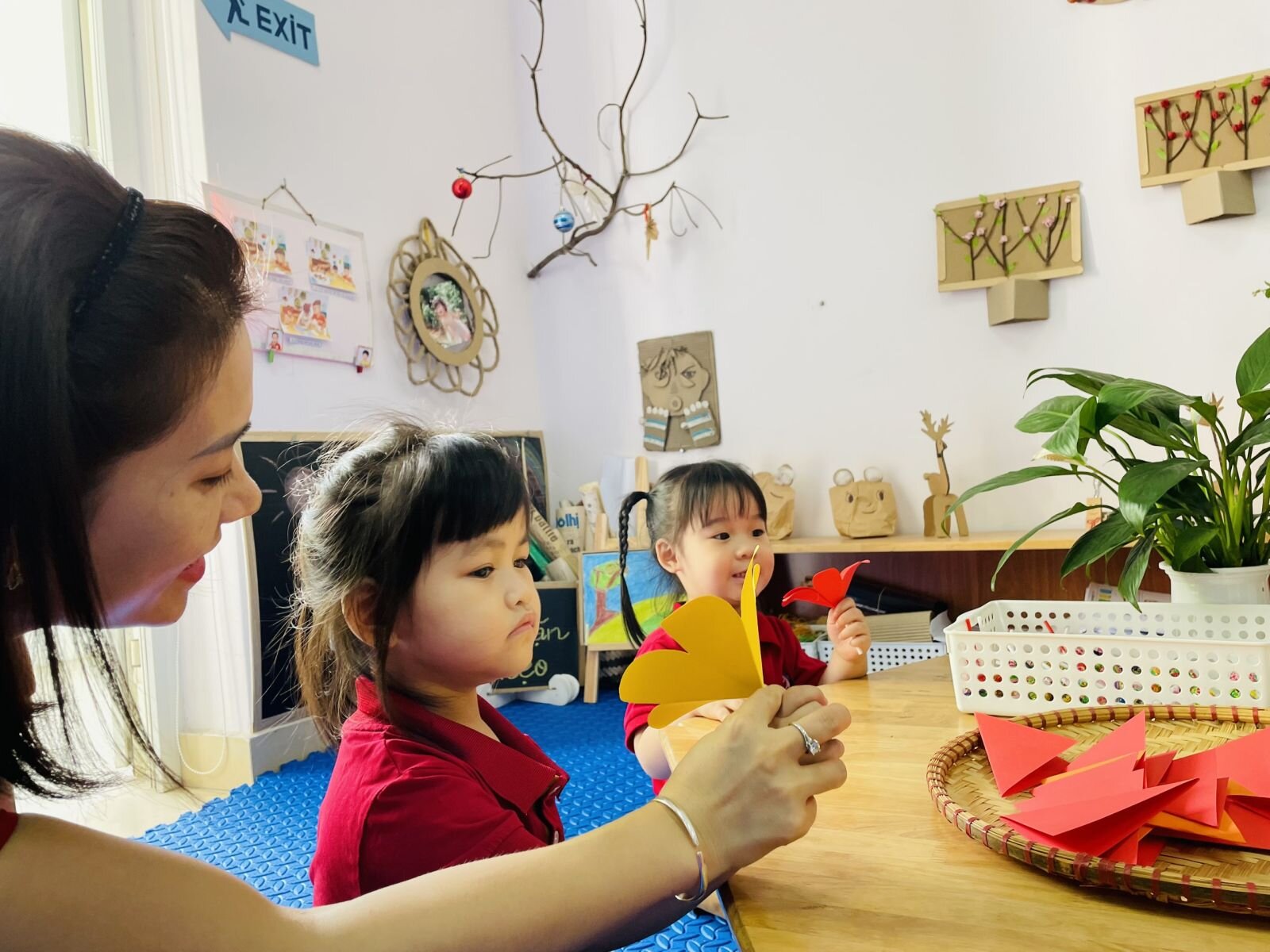 Cùng ngắm nhìn những chiếc thiệp, những bông hoa xinh xắn của các bạn nhỏ lớp bé gửi tặng cho bà cho mẹ của mình nhé !!!