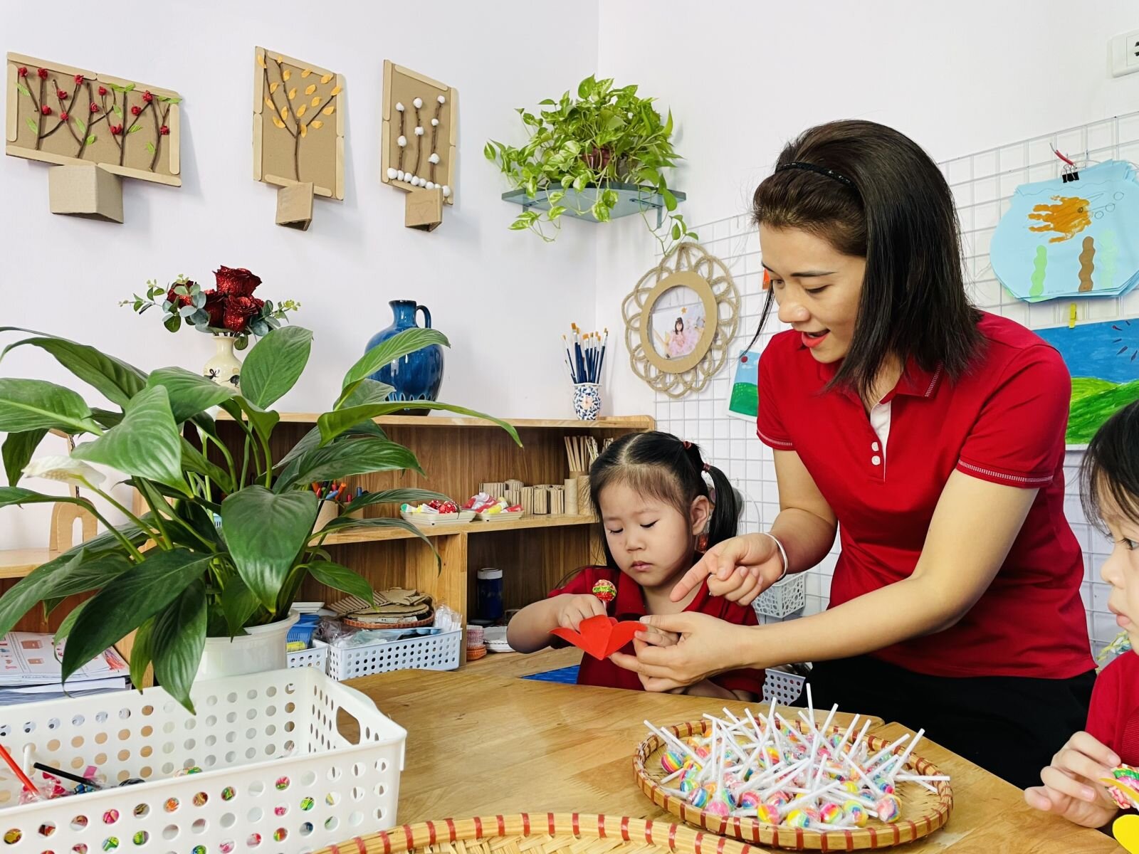 Cùng ngắm nhìn những chiếc thiệp, những bông hoa xinh xắn của các bạn nhỏ lớp bé gửi tặng cho bà cho mẹ của mình nhé !!!