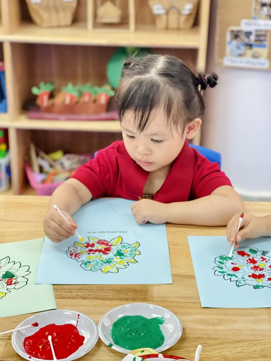 Cùng ngắm nhìn những chiếc thiệp, những bông hoa xinh xắn của các bạn nhỏ lớp bé gửi tặng cho bà cho mẹ của mình nhé !!!