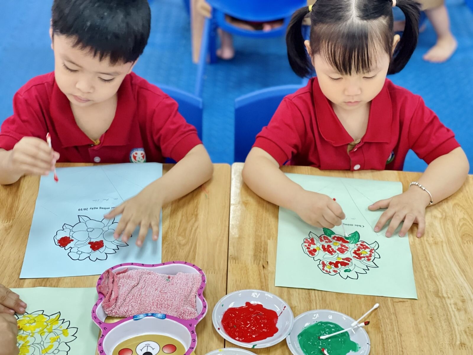 Cùng ngắm nhìn những chiếc thiệp, những bông hoa xinh xắn của các bạn nhỏ lớp bé gửi tặng cho bà cho mẹ của mình nhé !!!