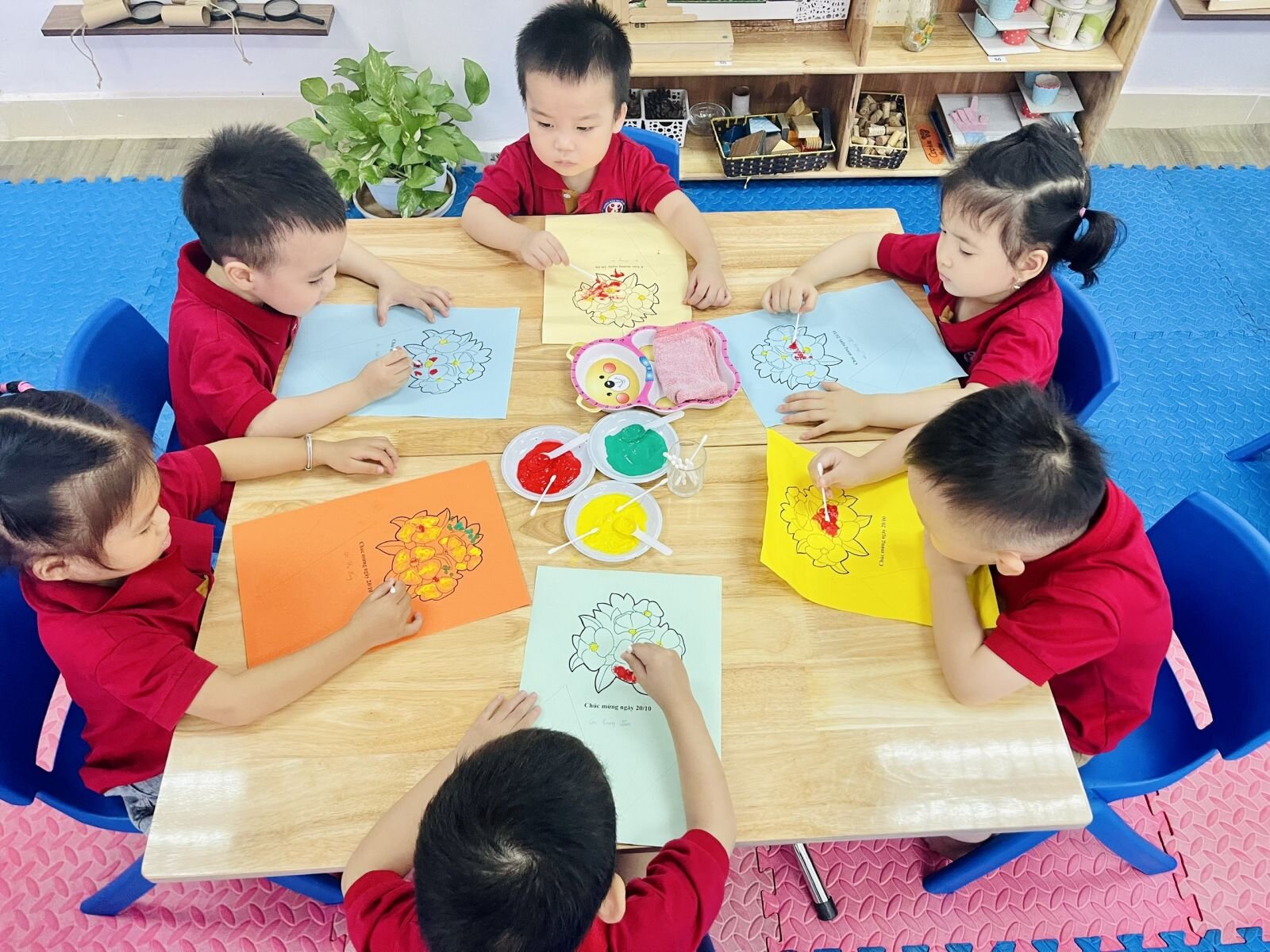 Cùng ngắm nhìn những chiếc thiệp, những bông hoa xinh xắn của các bạn nhỏ lớp bé gửi tặng cho bà cho mẹ của mình nhé !!!