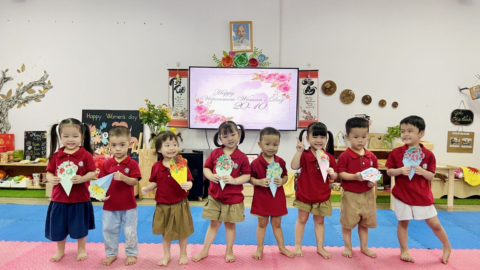 Cùng ngắm nhìn những chiếc thiệp, những bông hoa xinh xắn của các bạn nhỏ lớp bé gửi tặng cho bà cho mẹ của mình nhé !!!