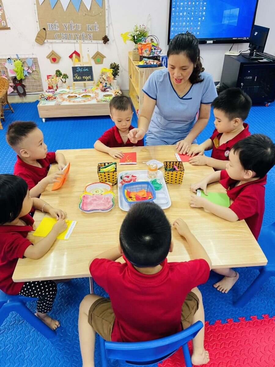 Cùng ngắm nhìn những chiếc thiệp, những bông hoa xinh xắn của các bạn nhỏ lớp bé gửi tặng cho bà cho mẹ của mình nhé !!!