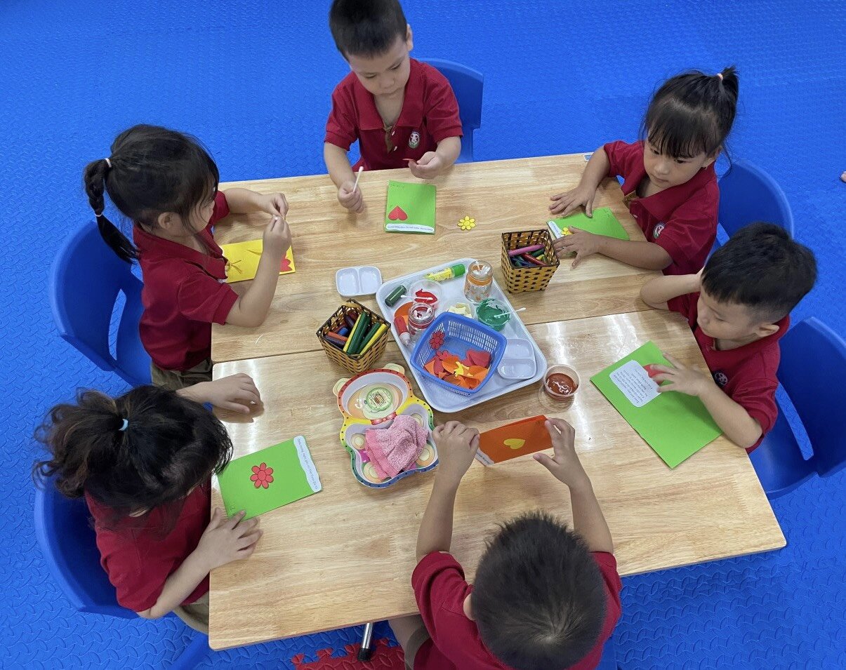 Cùng ngắm nhìn những chiếc thiệp, những bông hoa xinh xắn của các bạn nhỏ lớp bé gửi tặng cho bà cho mẹ của mình nhé !!!