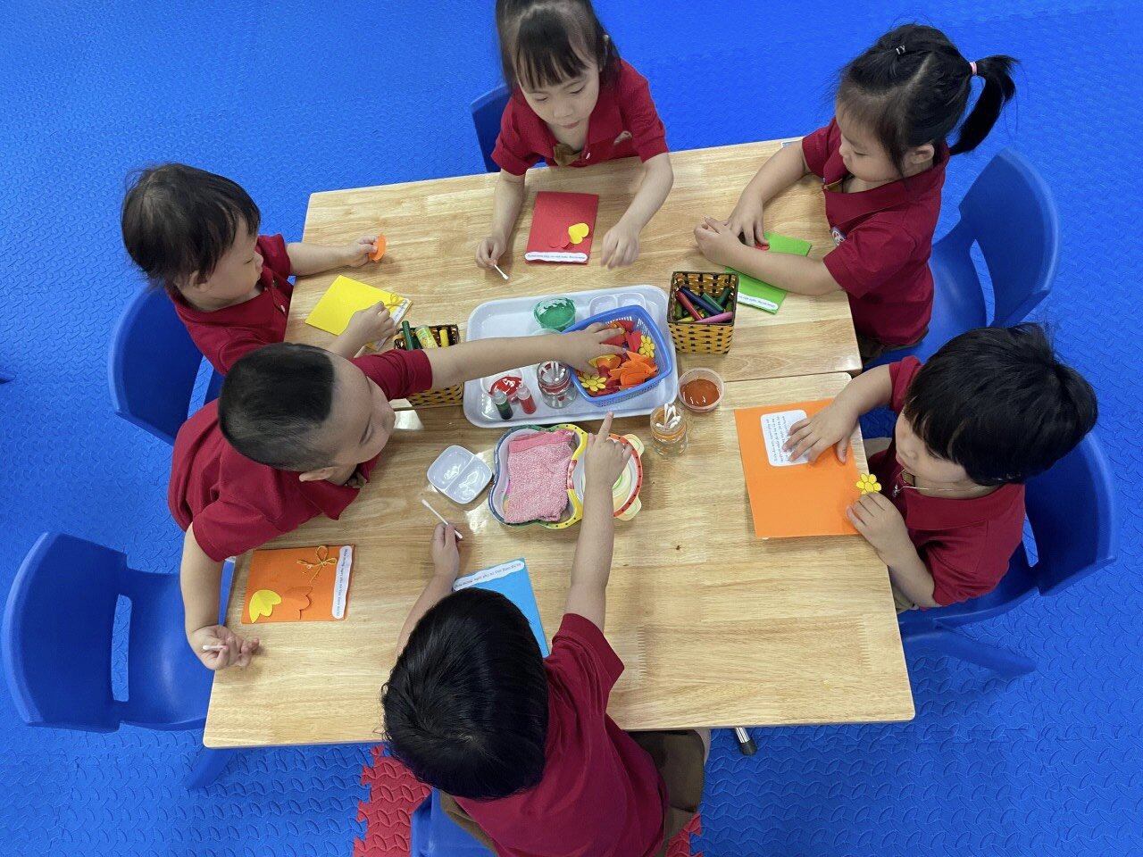 Cùng ngắm nhìn những chiếc thiệp, những bông hoa xinh xắn của các bạn nhỏ lớp bé gửi tặng cho bà cho mẹ của mình nhé !!!