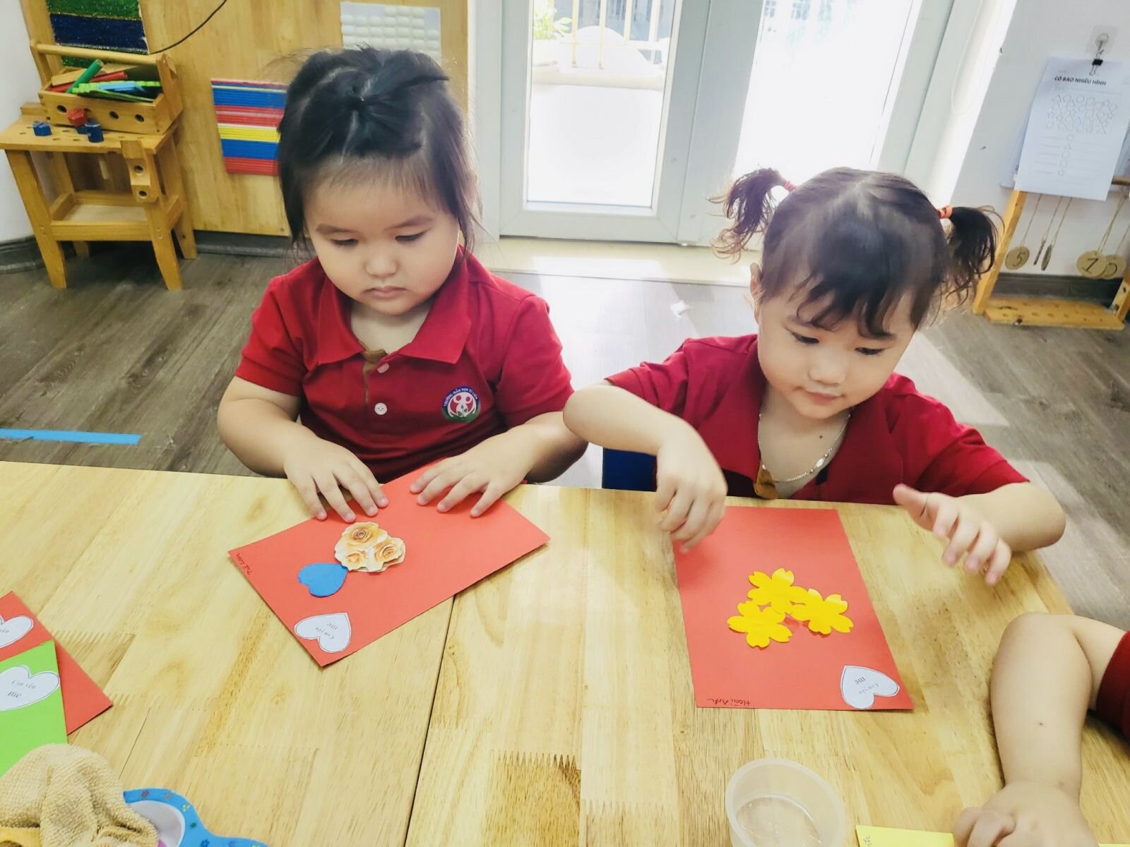 Cùng ngắm nhìn những chiếc thiệp, những bông hoa xinh xắn của các bạn nhỏ lớp bé gửi tặng cho bà cho mẹ của mình nhé !!!