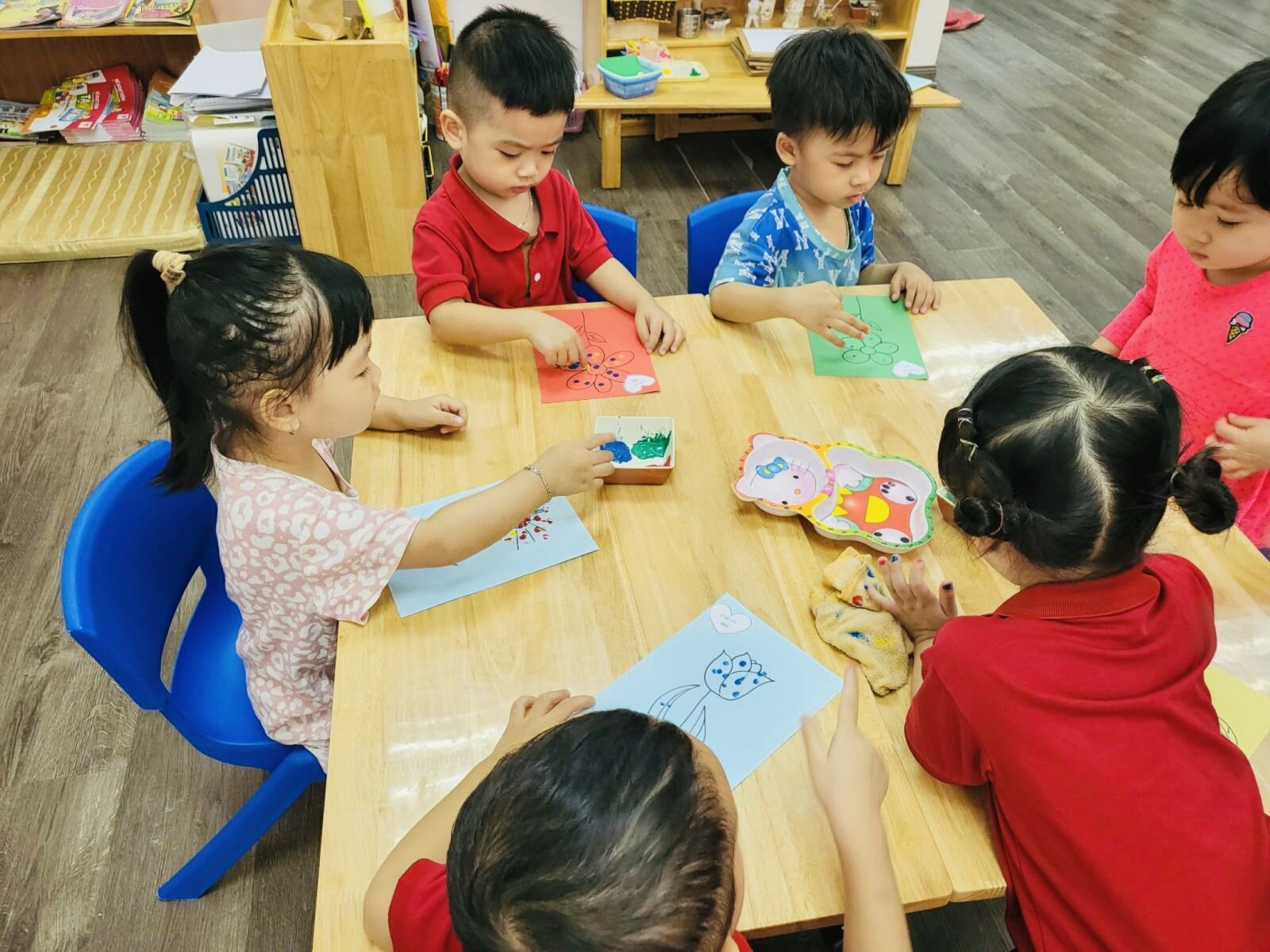 Cùng ngắm nhìn những chiếc thiệp, những bông hoa xinh xắn của các bạn nhỏ lớp bé gửi tặng cho bà cho mẹ của mình nhé !!!