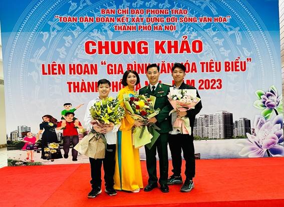 Nhà giáo Nguyễn Thị Mai cùng gia đình tham gia Chung khảo 